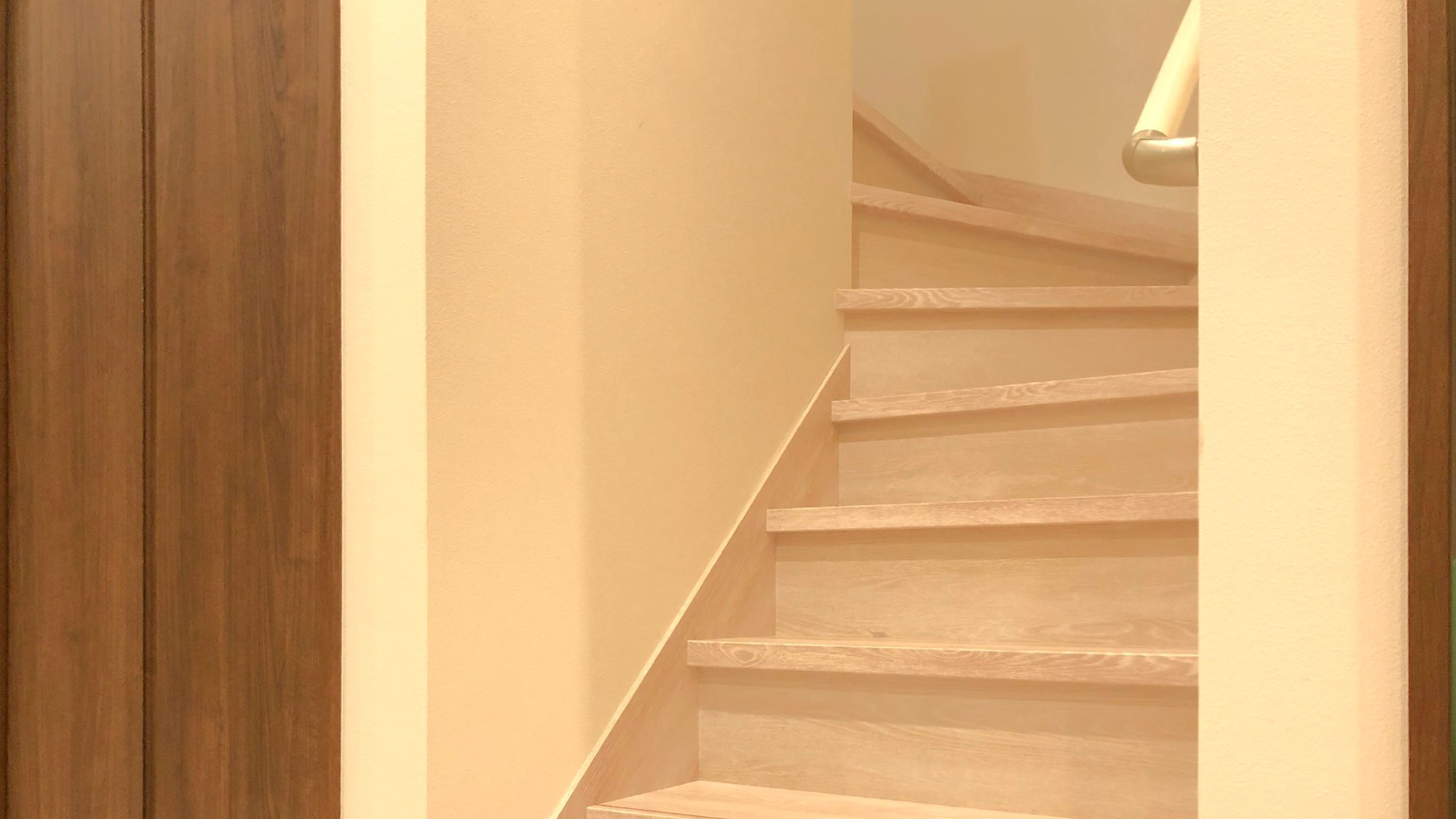 ・【階段】こちらから2階へお上がりください