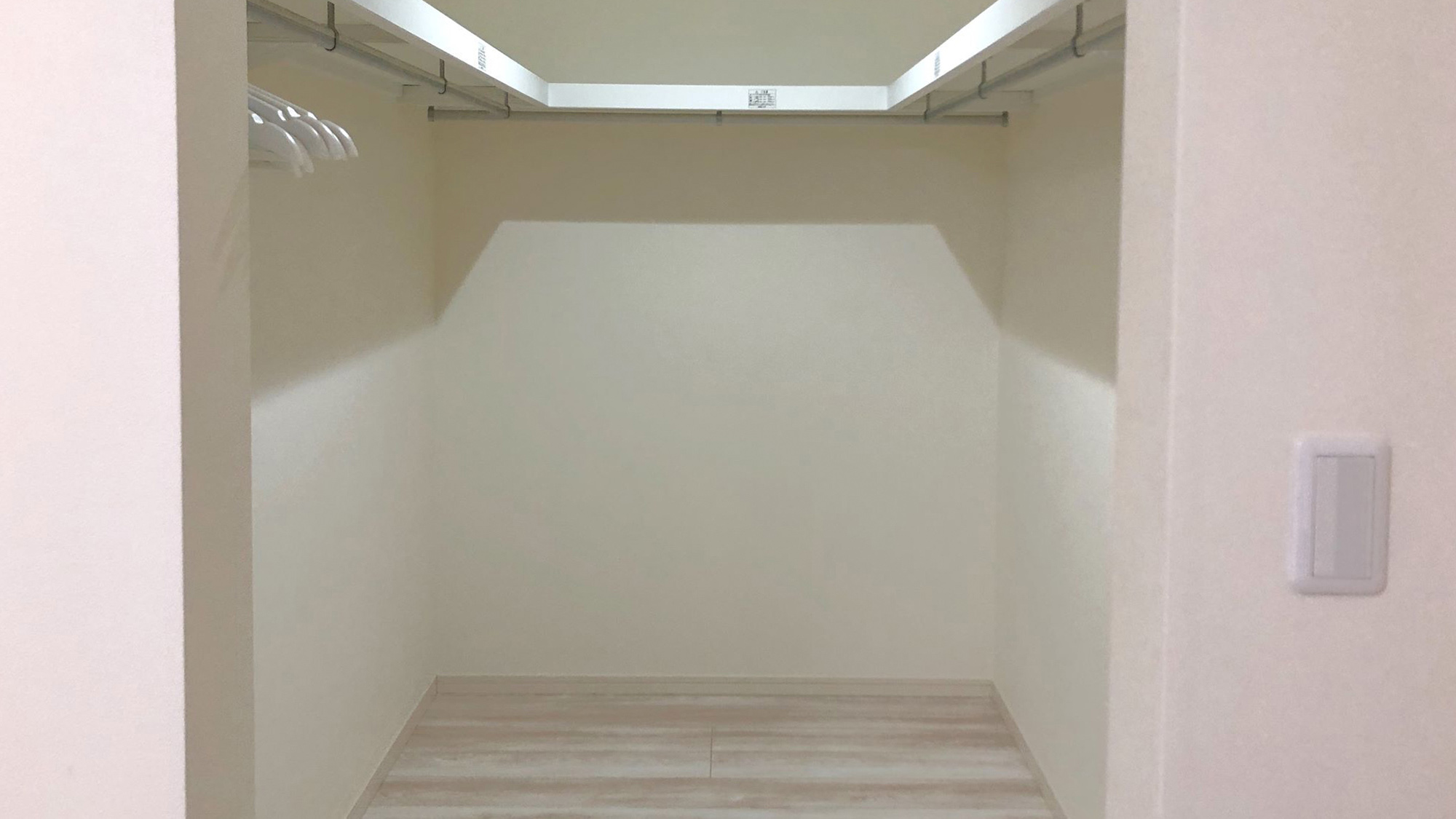 ・【ベッドルーム】長期滞在にも最適。大荷物でも安心な大容量クローゼットです