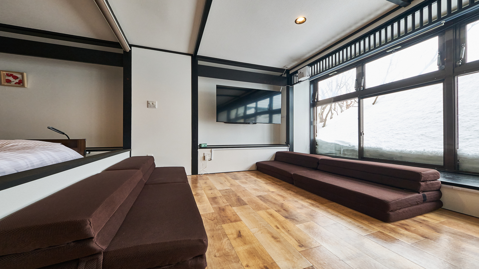 リビングスペースにはシングルソファベッドが4台あります