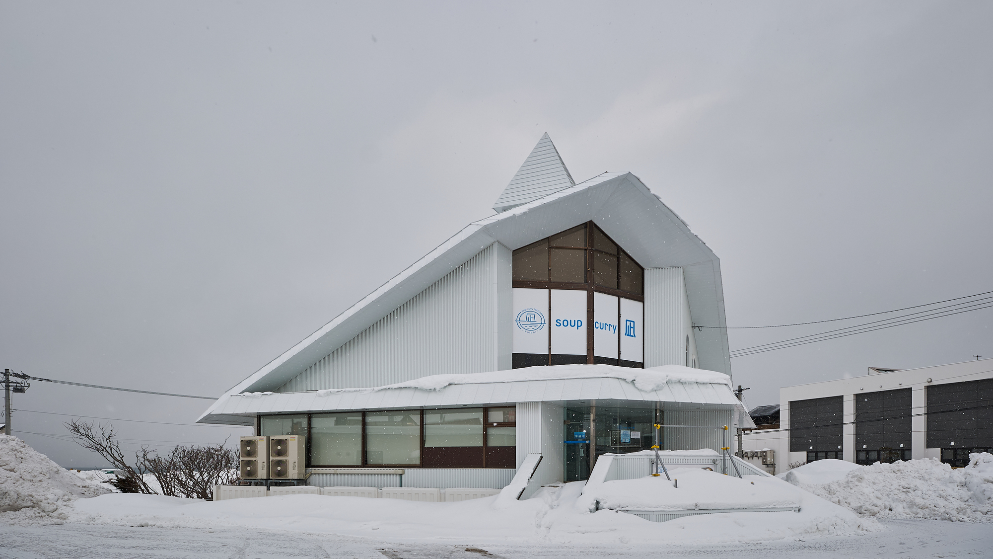 特長的な建物が目を惹きます