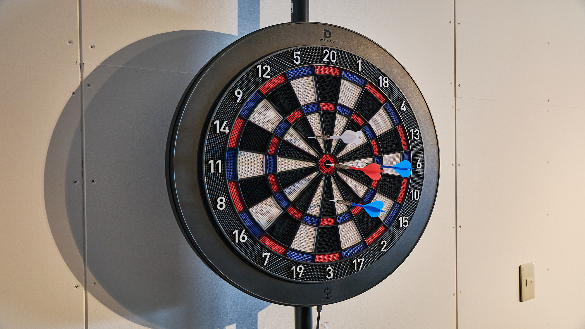 常設のダーツも人気の遊び！