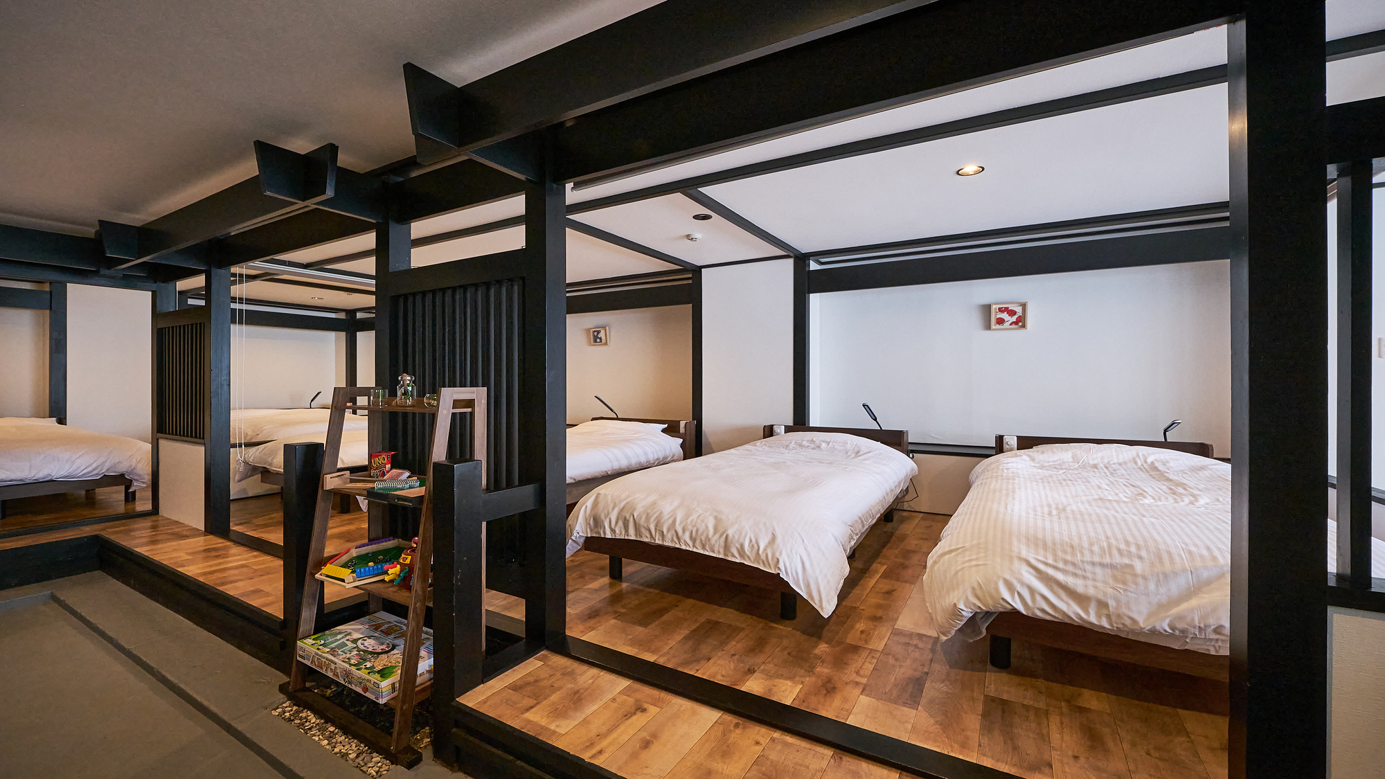 ベッドルームも旅行カバンがそれぞれ置けるほどゆったりとした空間です