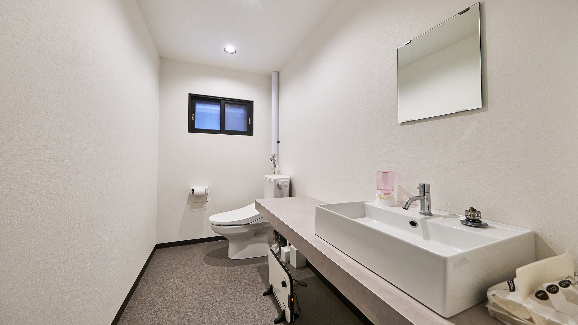 トイレは２箇所あるので大人数のご宿泊でも安心です