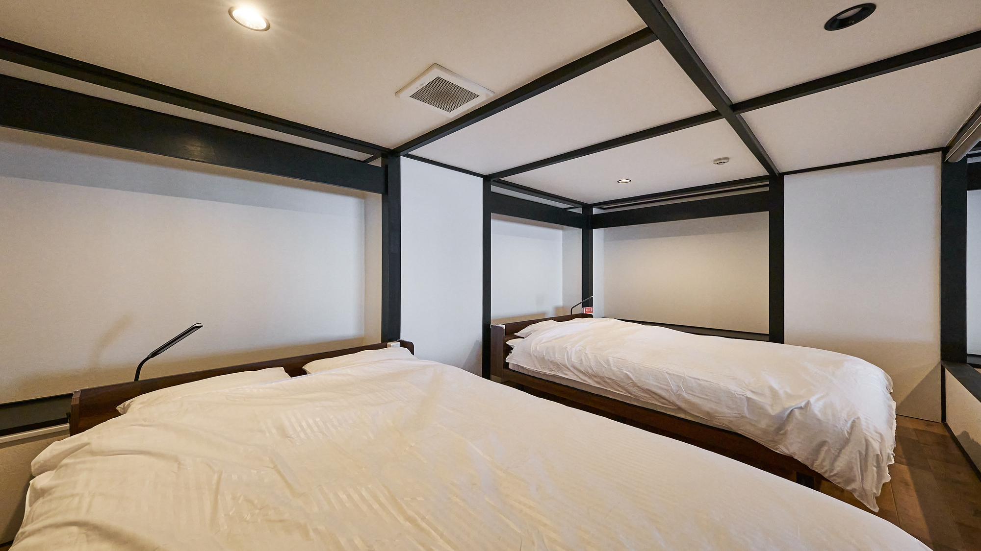 枕元にはライトとコンセント環境が整っています