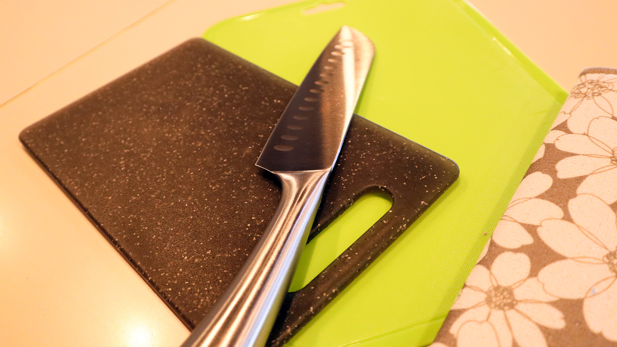 ・【キッチン】包丁とまな板を完備。食材に合わせてまな板の使い分けができます