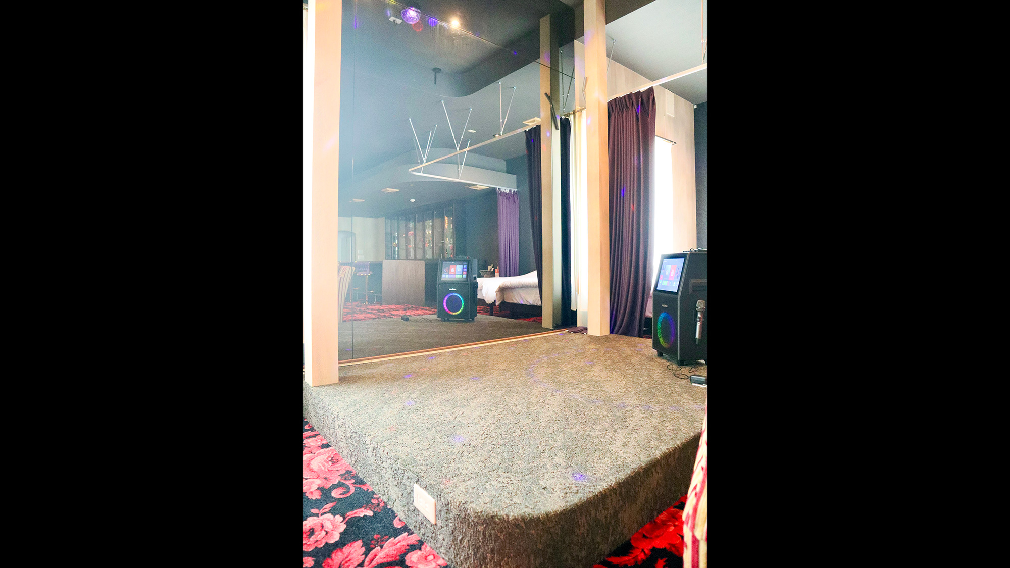 ・【カラオケステージ台】デュエットも可能なステージ。盛り上がること間違いなし