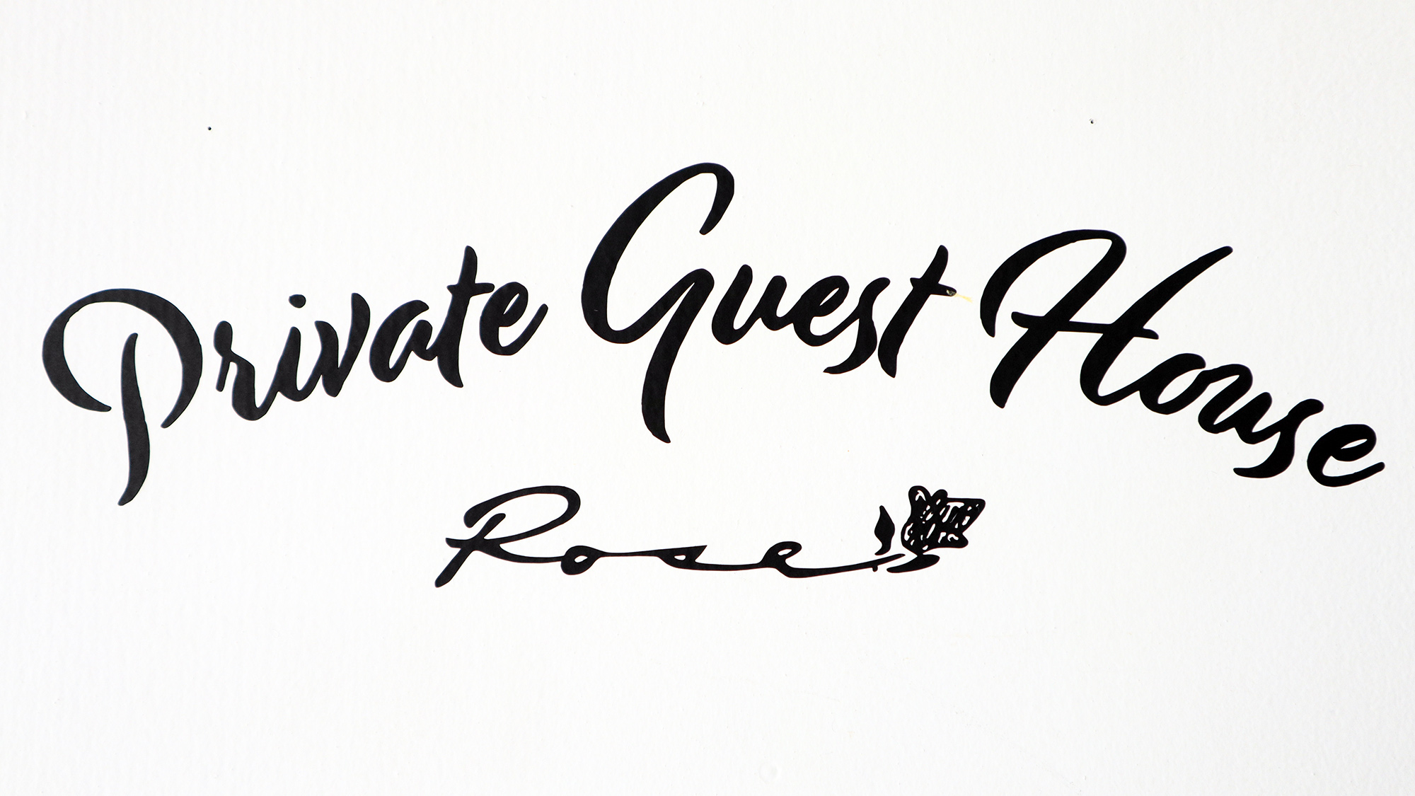 ・【看板】泊ってスナック体験⁈室内にカウンターやカラオケステージを完備したゲストハウス