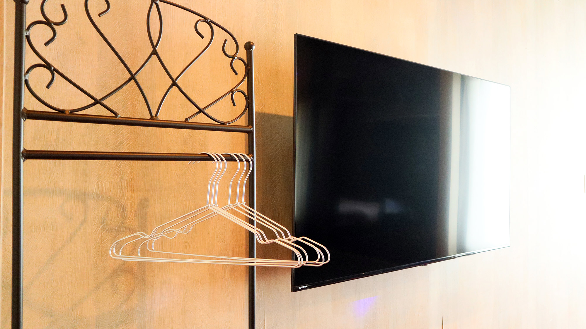 ・【ハンガーラック】しわになりやすいジャケットやコートはこちらにお掛けください