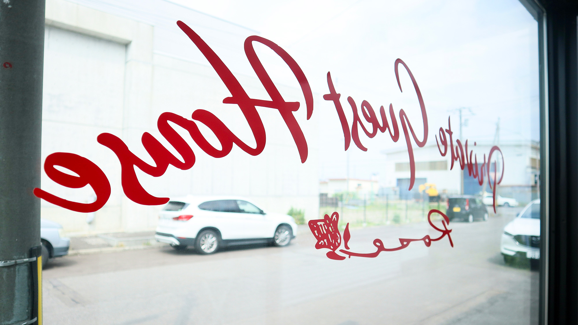 ・【窓】玄関ガラスにロゴを配置。おしゃれなエントランスでお出迎え