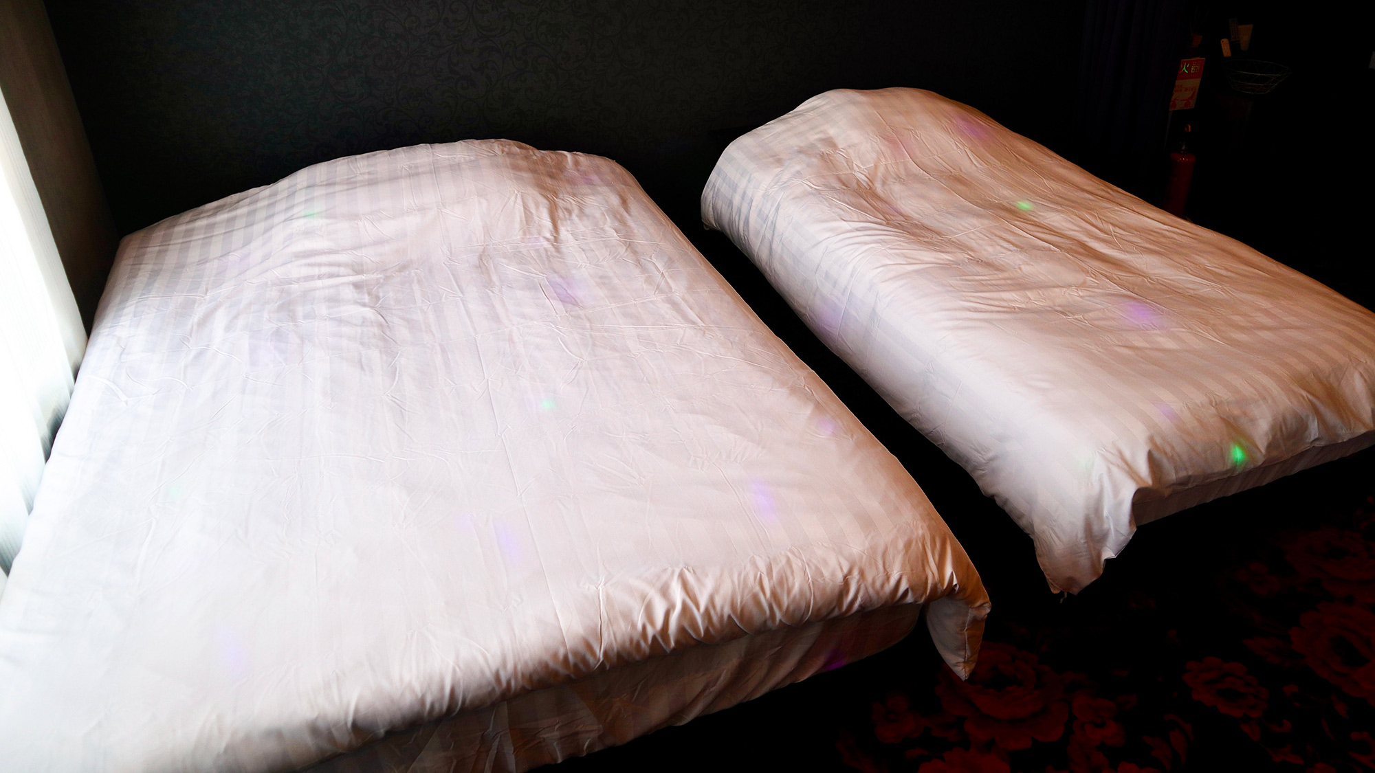 ・【寝室】ダブル、シングルベッドを1台ずつ設置。ふかふかな布団でゆっくりお休みください