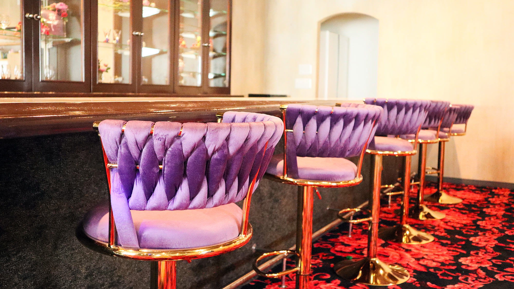 ・【フロア】紫が彩るふかふかのカウンターチェア。座り心地も良く、会話も弾みます