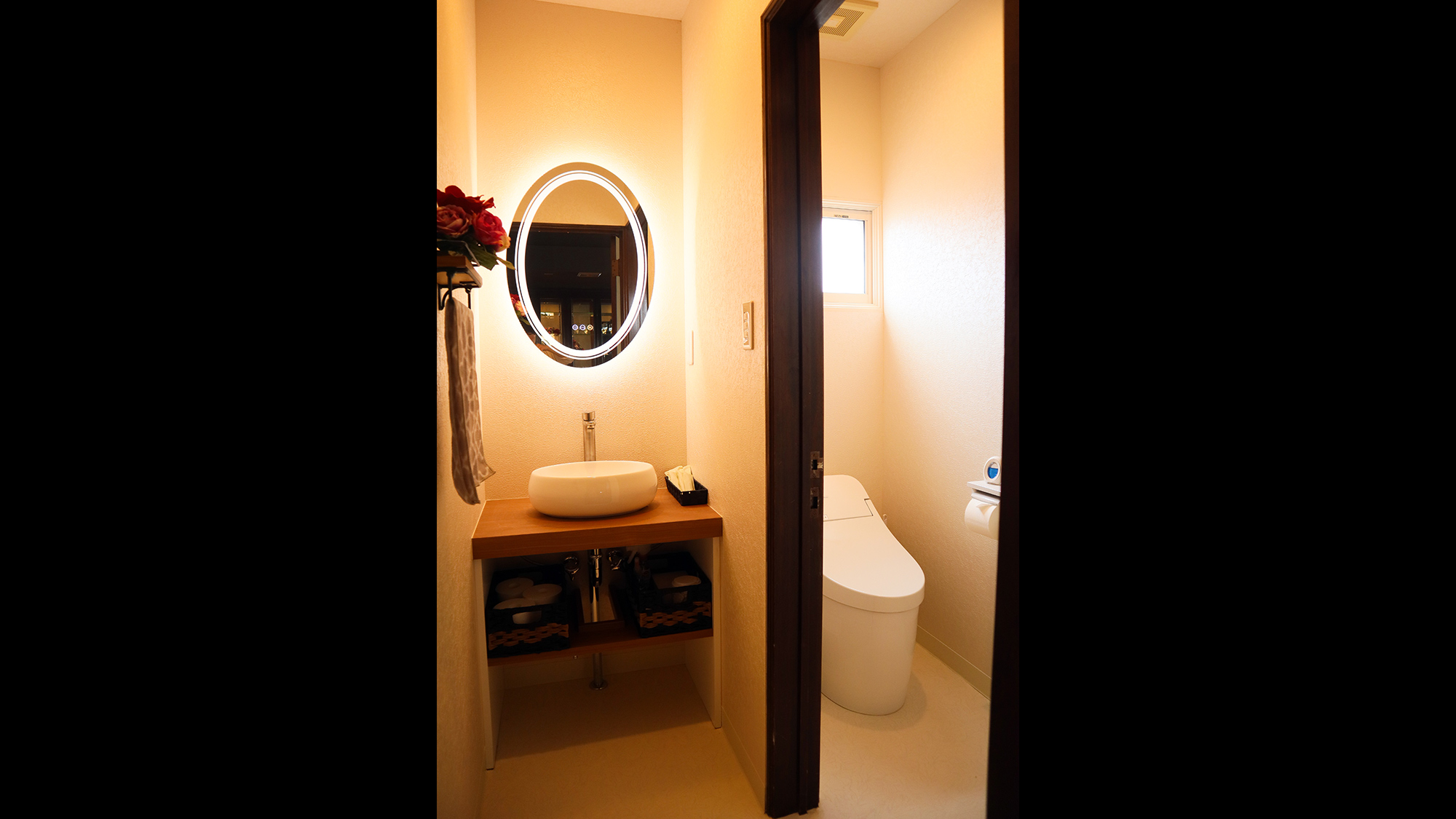 ・【洗面台/トイレ】清潔感あふれる洗面台と温水洗浄便座付トイレ。清潔感のある空間です