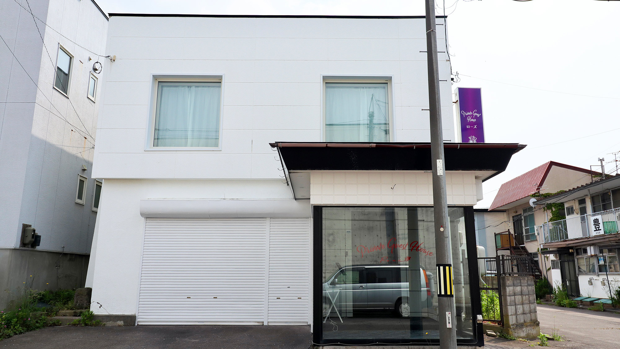 ・【外観】1階はガレージショールーム（入室不可）、2階が丸ごと貸切となっております