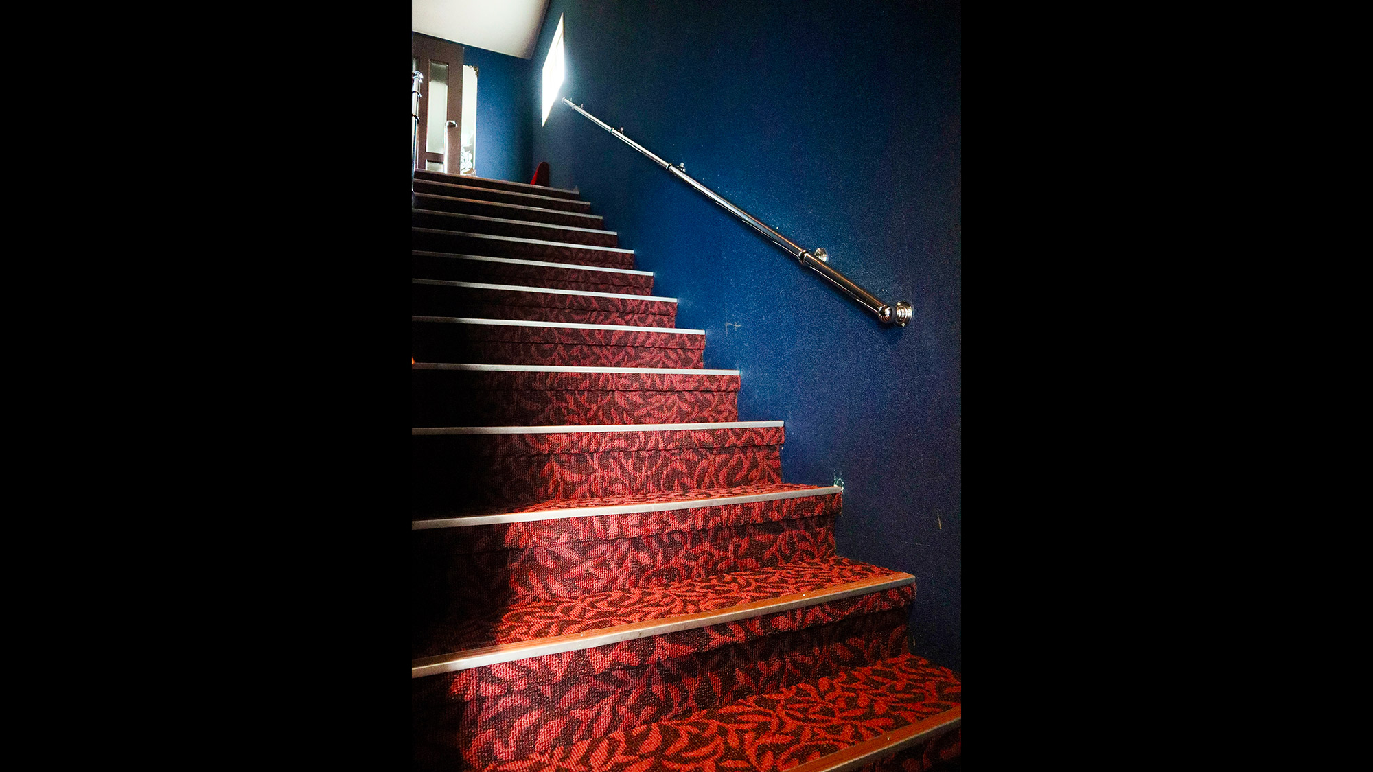 ・【階段】玄関を開けて階段を上っていただくとお部屋がございます