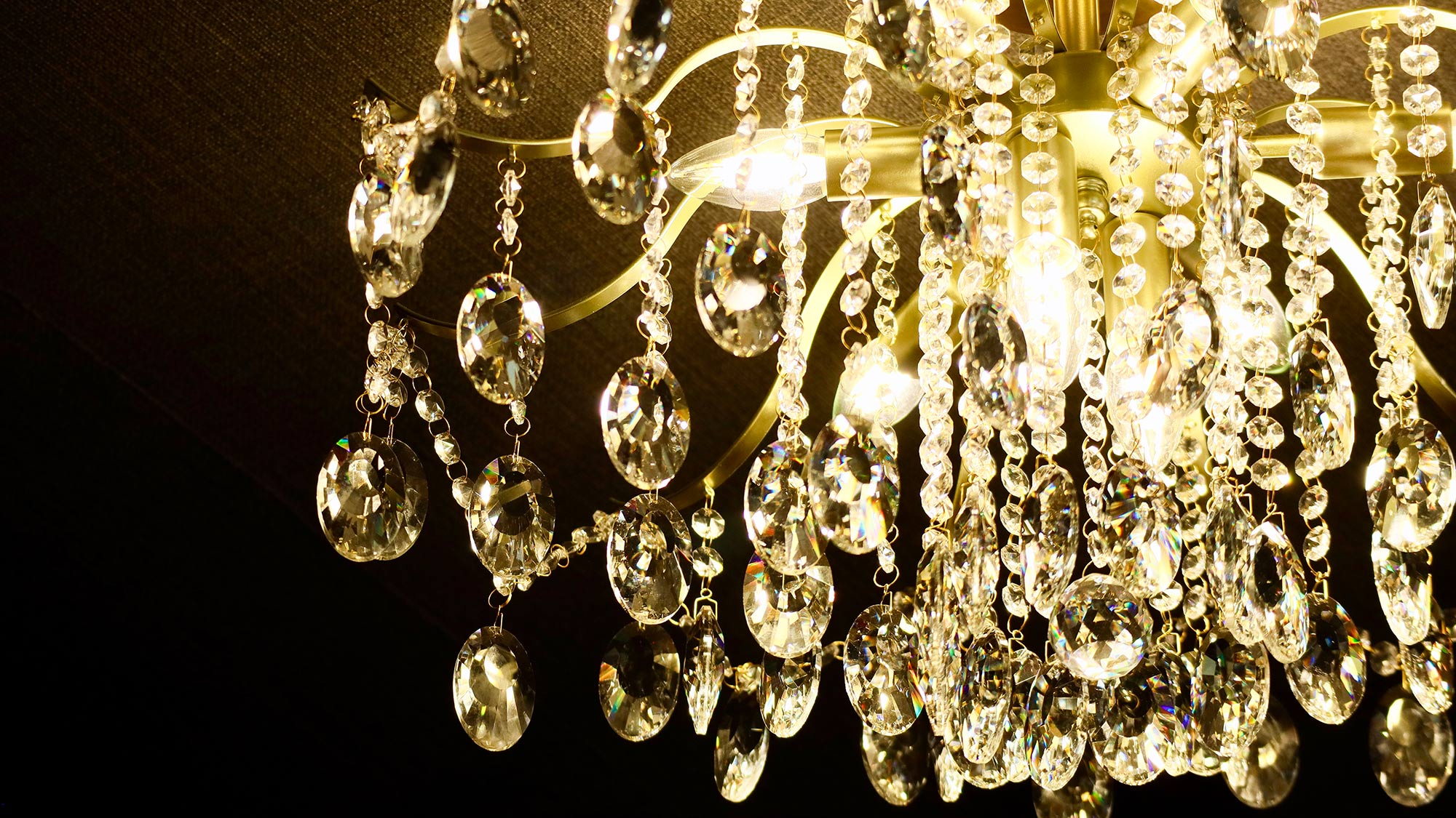 ・【インテリア】天井から吊るされたシャンデリアがお部屋を華やかさに照らします