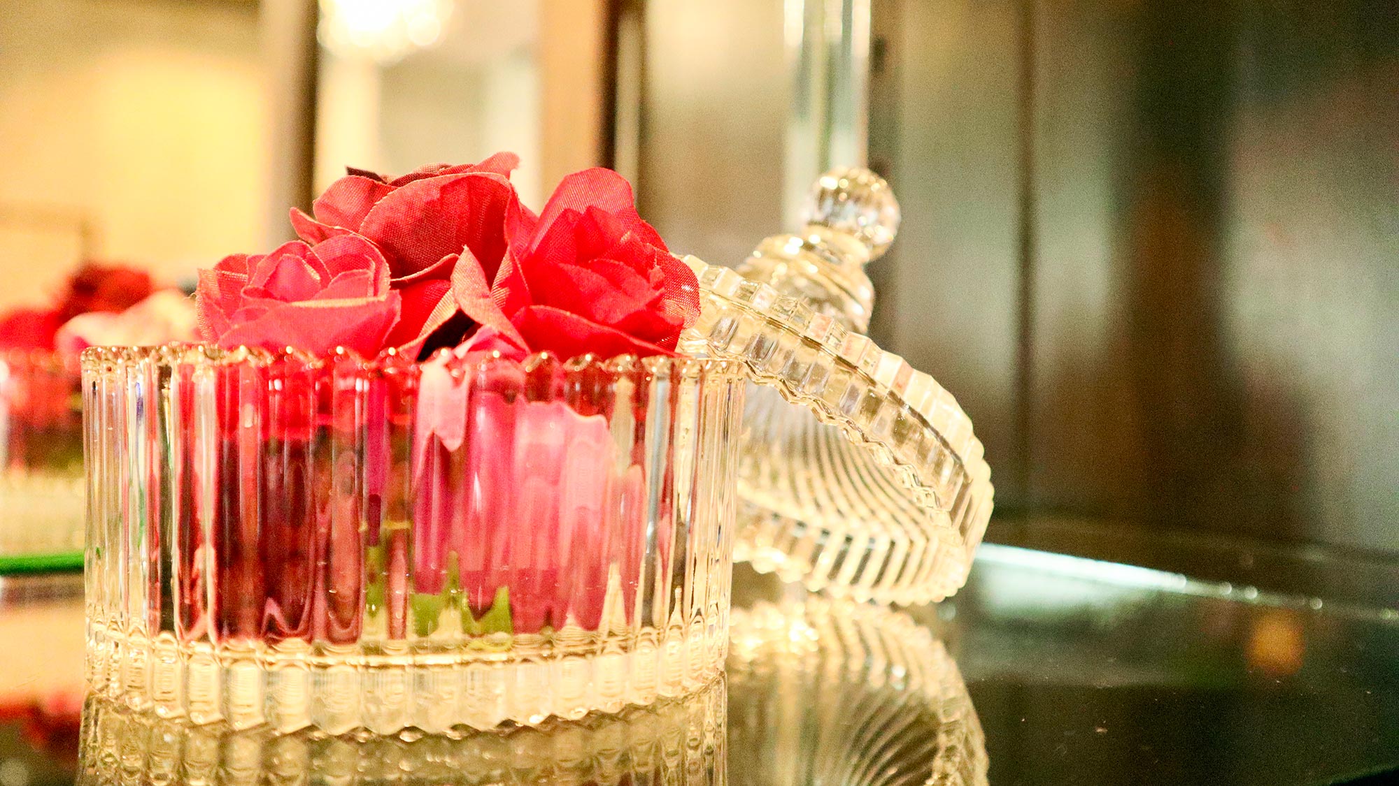 ・【インテリア】ガラスの輝きとバラのオブジェが、空間に上品なアクセントを添えます