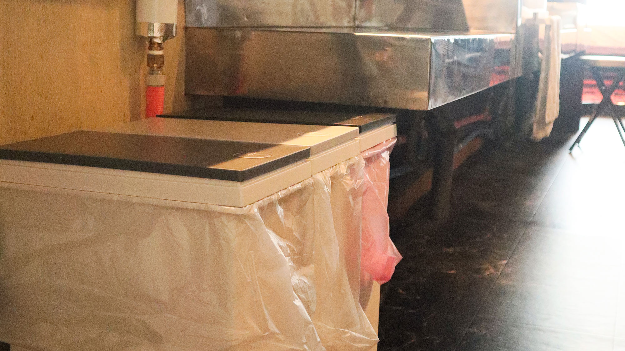 ・【キッチン】ゴミ箱を3つご用意しております。分別にご協力をお願いします