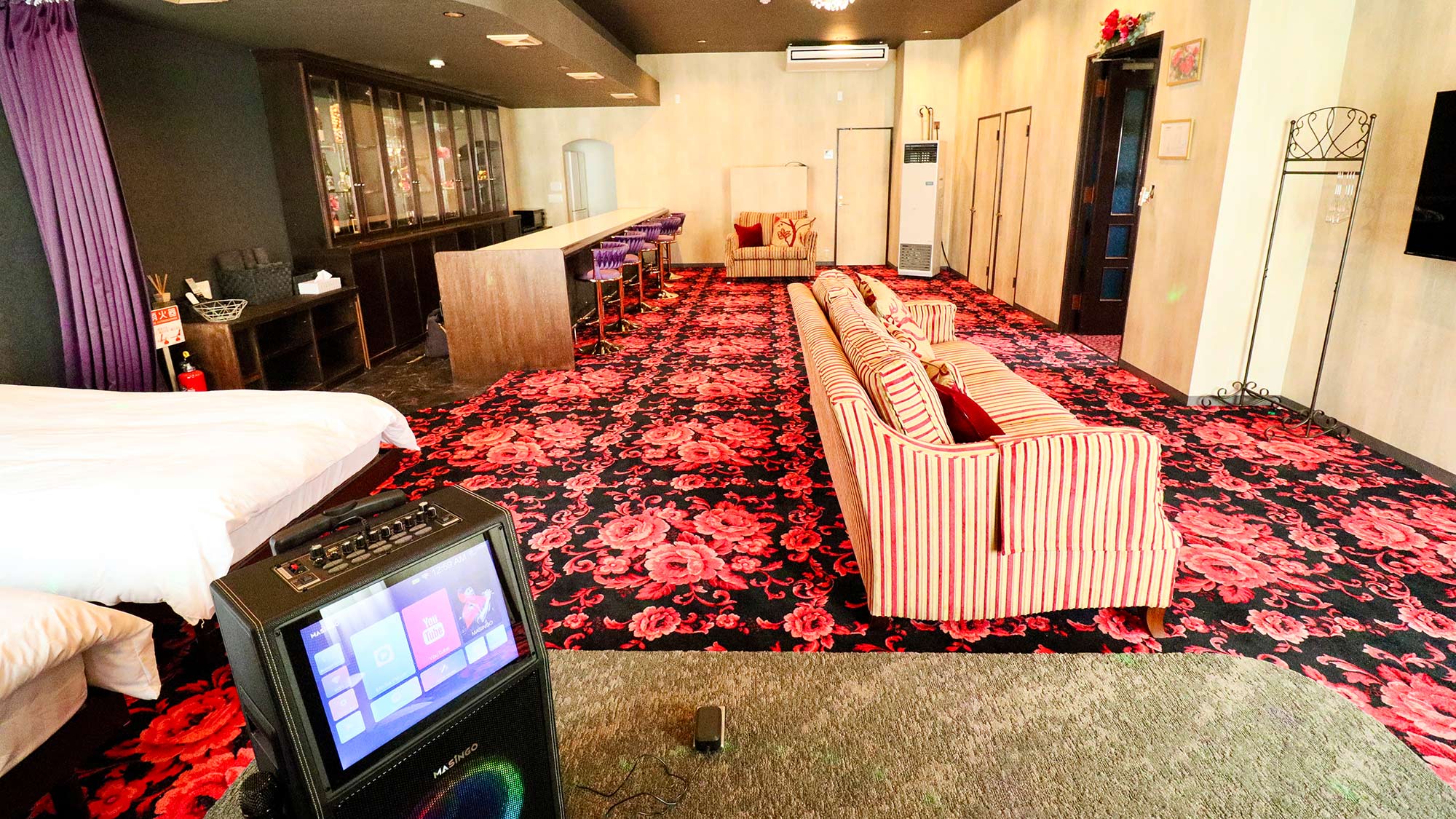 ・【フロア】当時の名残を残すステージやカラオケ機を完備。昭和歌謡が似合う場所です