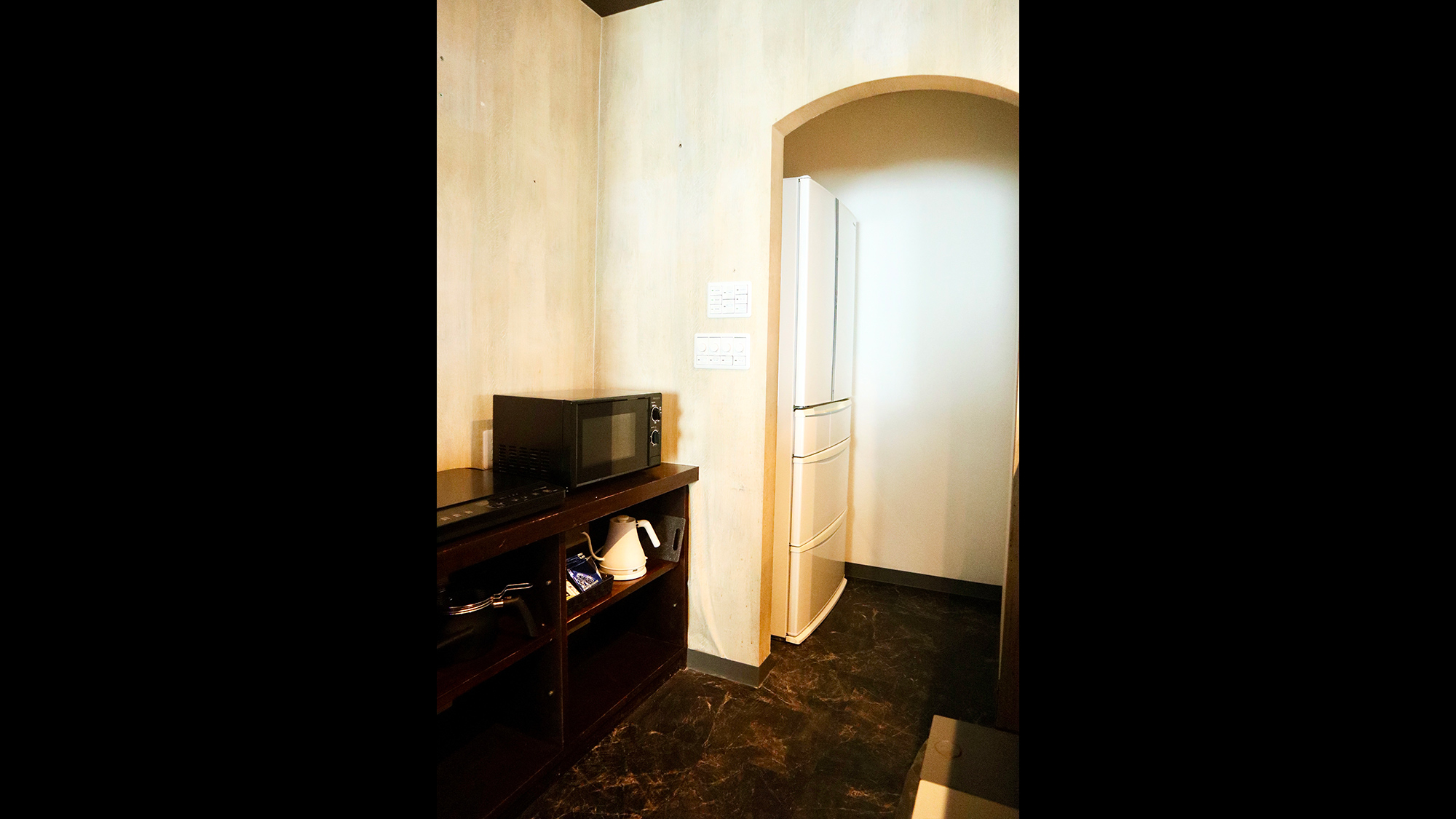 ・【キッチン】壁を隔てて冷蔵庫を設置。スナック時代の名残を感じさせる間取りです