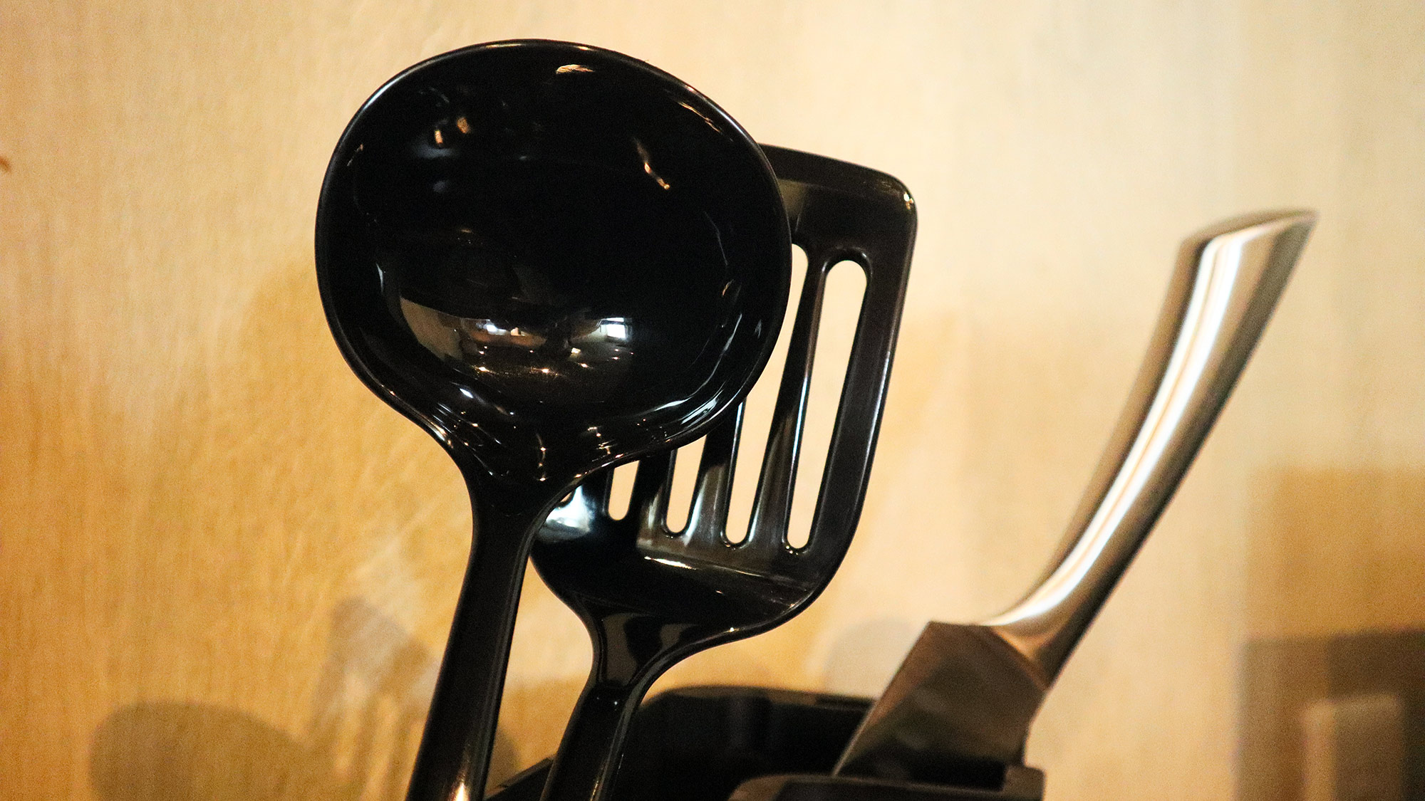 ・【キッチン】おたまやフライパン返しなどのキッチンツールを完備しております