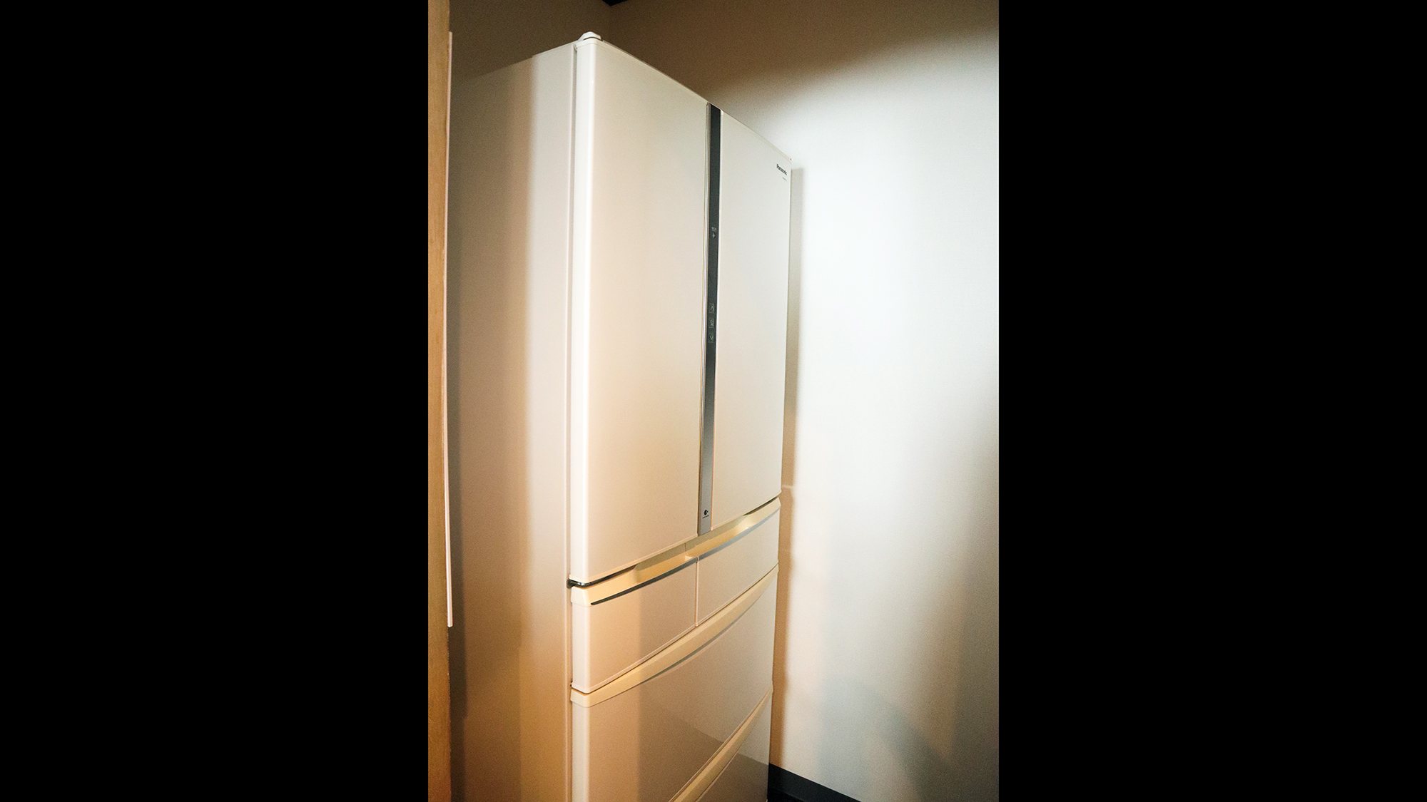 ・【キッチン】大容量の冷蔵庫を完備。たくさん買い込んだ食べ物や飲み物を冷やしておけます