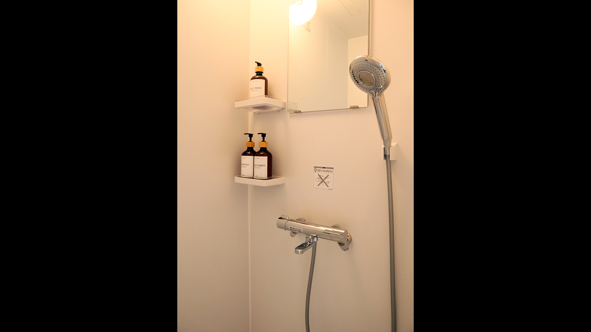 ・【シャワールーム】鏡も備えた清潔感あるシャワールーム。快適にご利用いただけます