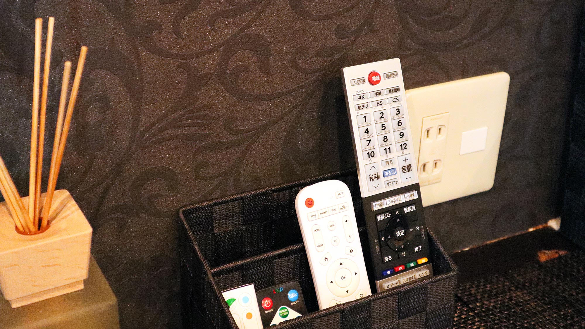 ・【リモコン】ボックスにテレビやカラオケのリモコンを完備。ご自由にご使用ください