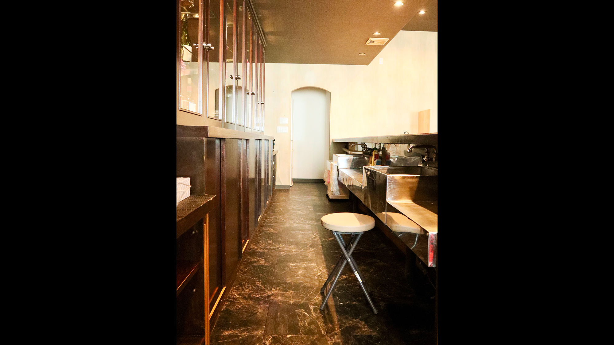 ・【キッチン】バーカウンターにキッチンを完備。お酒に合うおつまみを手作りしませんか？