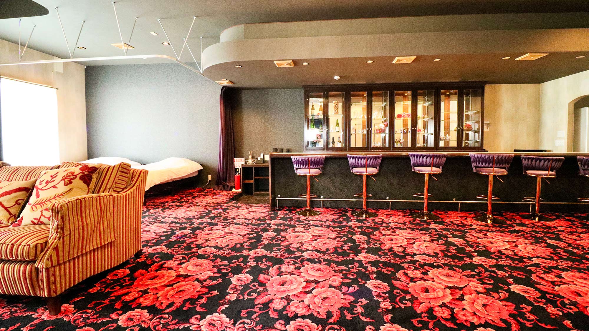 ・【フロア】元スナックをリノベーション。ワイワイ賑やかに過ごしたい時にピッタリの空間です