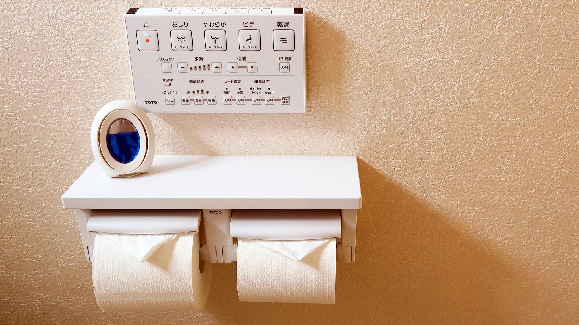 ・【トイレ】清潔な温水洗浄便座付トイレ。ペーパーホルダーを2つ備えています