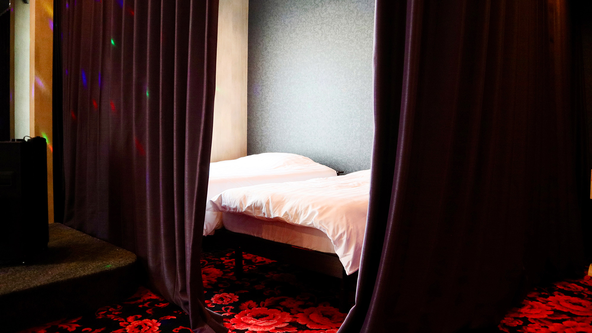 ・【寝室】歌ったり飲んだりして疲れても、すぐ横の寝室スペースで寝られます