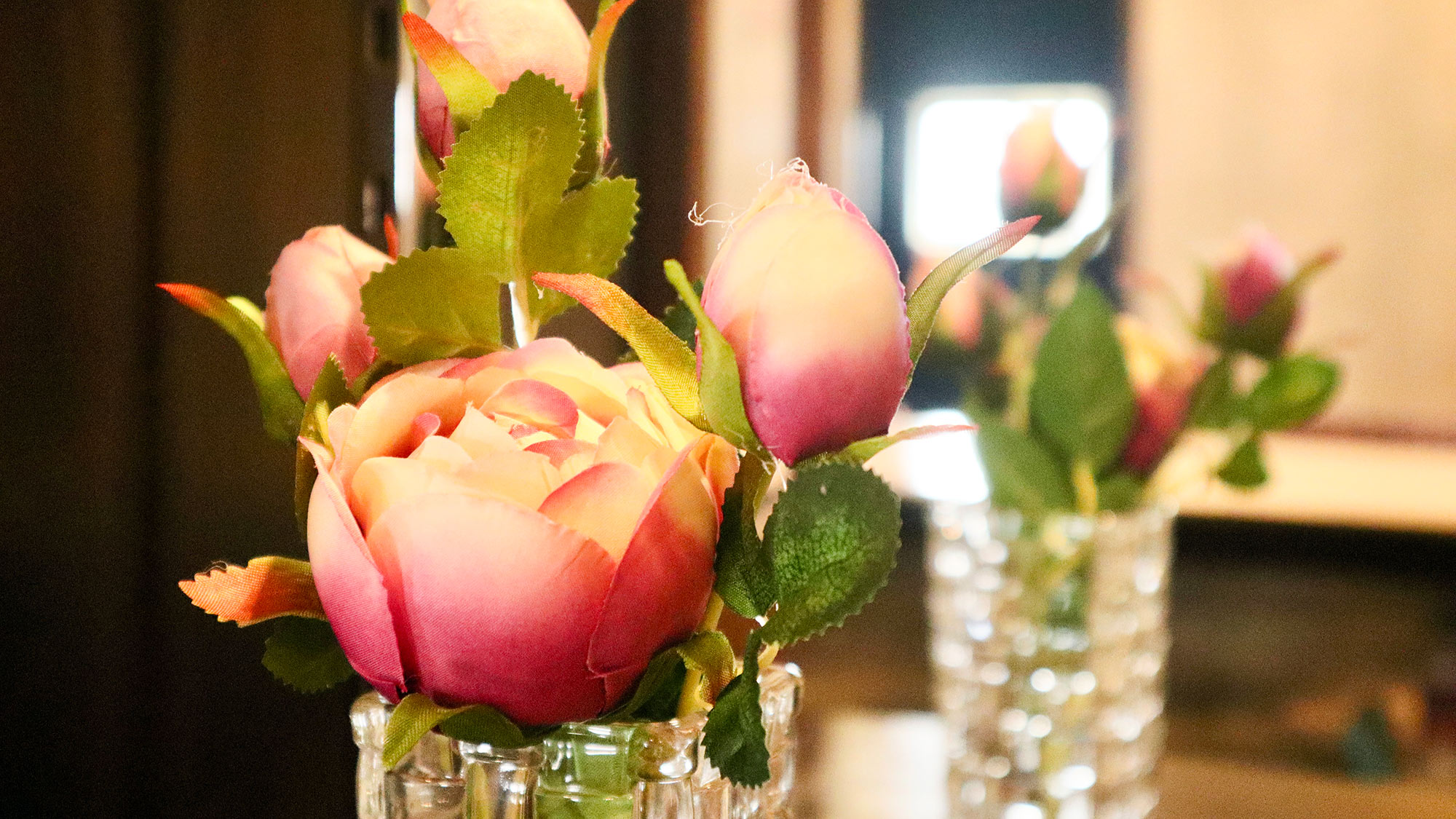 ・【インテリア】レトロな雰囲気のお部屋にマッチしたピンクと白の造花のバラ