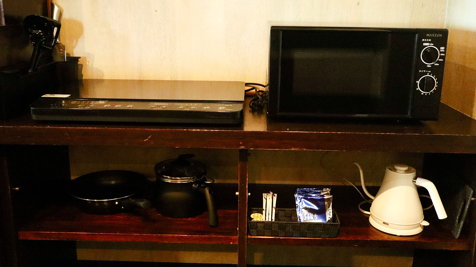 ・【キッチン】電子レンジ、フライパン、湯沸かしポット等を完備しております