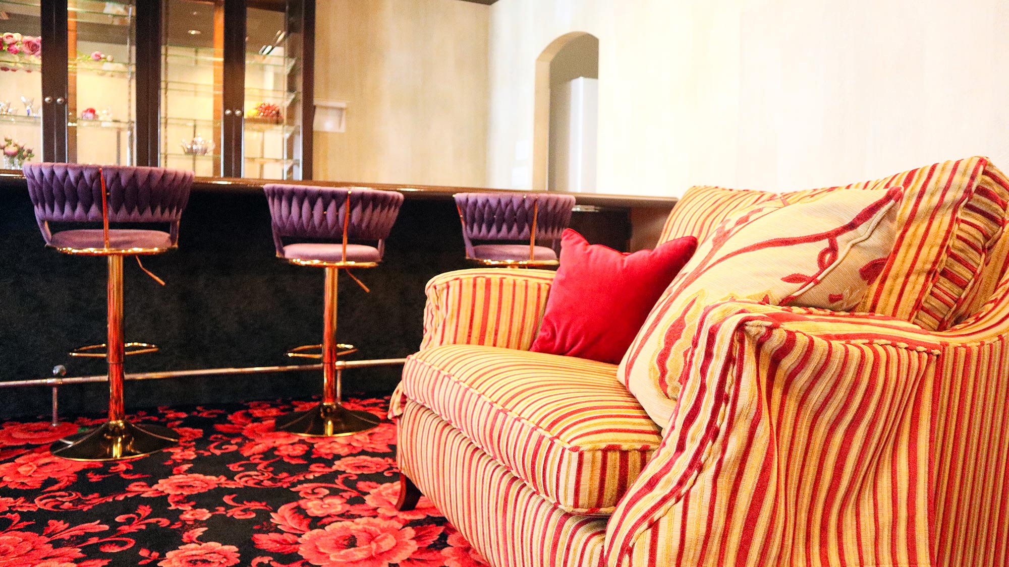 ・【フロア】カウンターの椅子に疲れたら、ふかふかのソファでリラックス