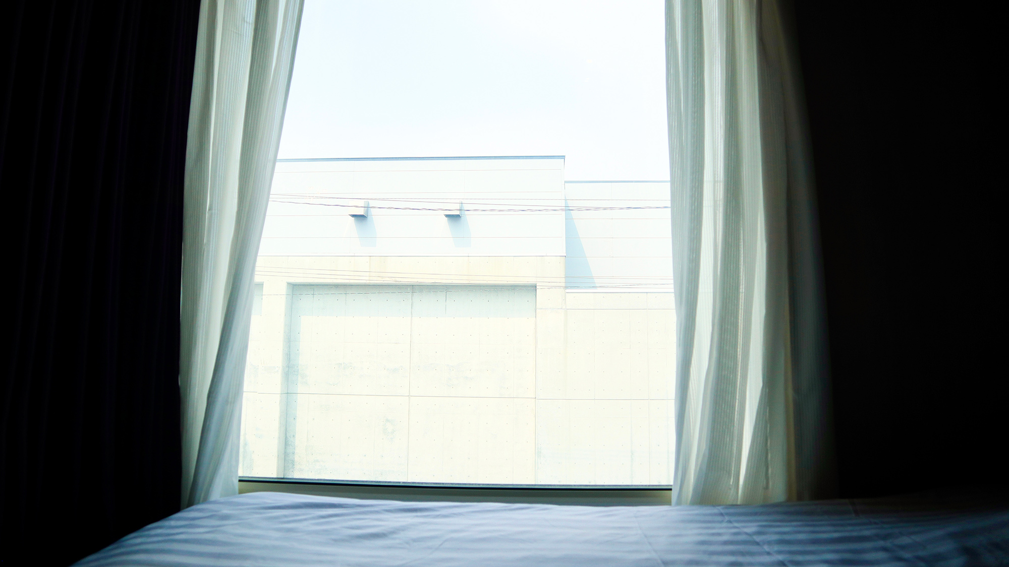 ・【寝室】大きな窓から明るい光が差しこみ、心地よい朝を迎えられます