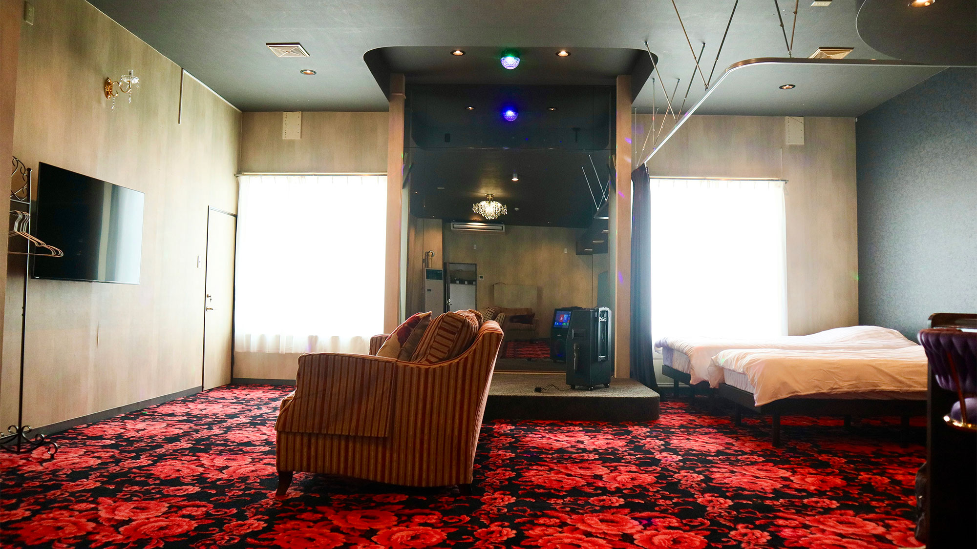 ・【寝室】昭和の面影残る元スナックをリノベーション。趣ある空間の一角に寝室スペースを確保