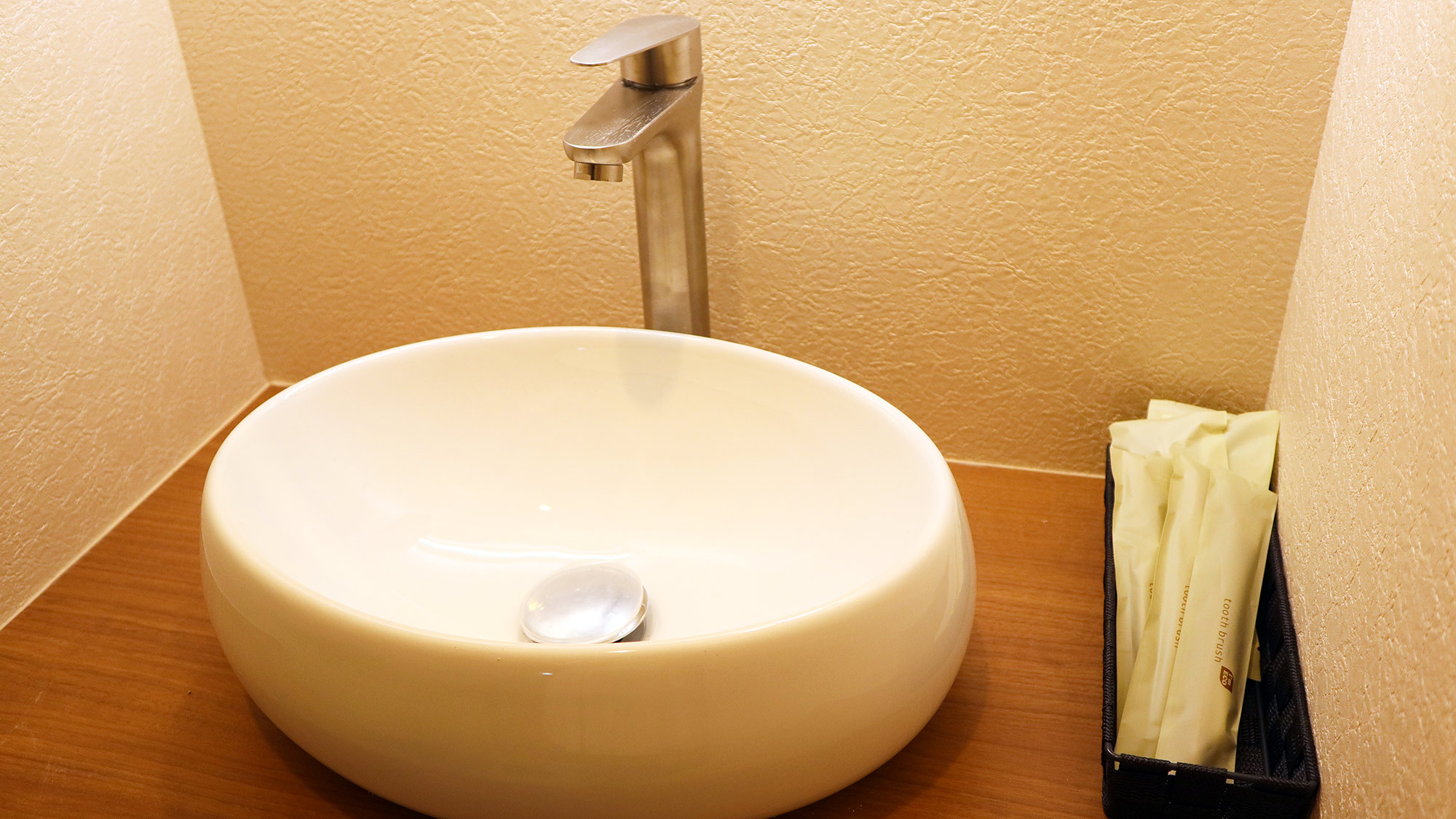 ・【アメニティ】歯磨きセット、カミソリをご用意しております