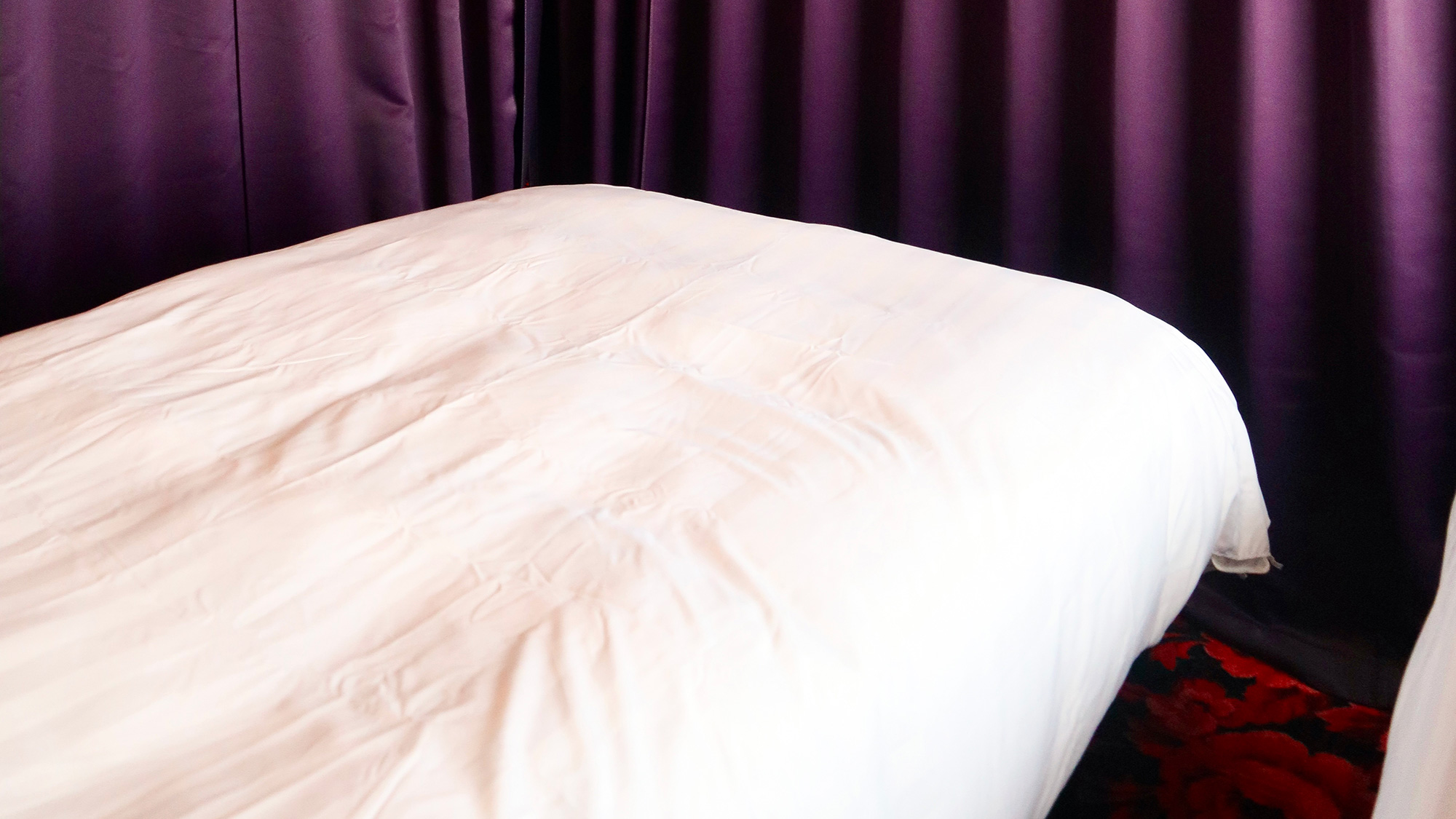 ・【寝室】カーテンレールを閉めれば、個室としてプライベート空間に