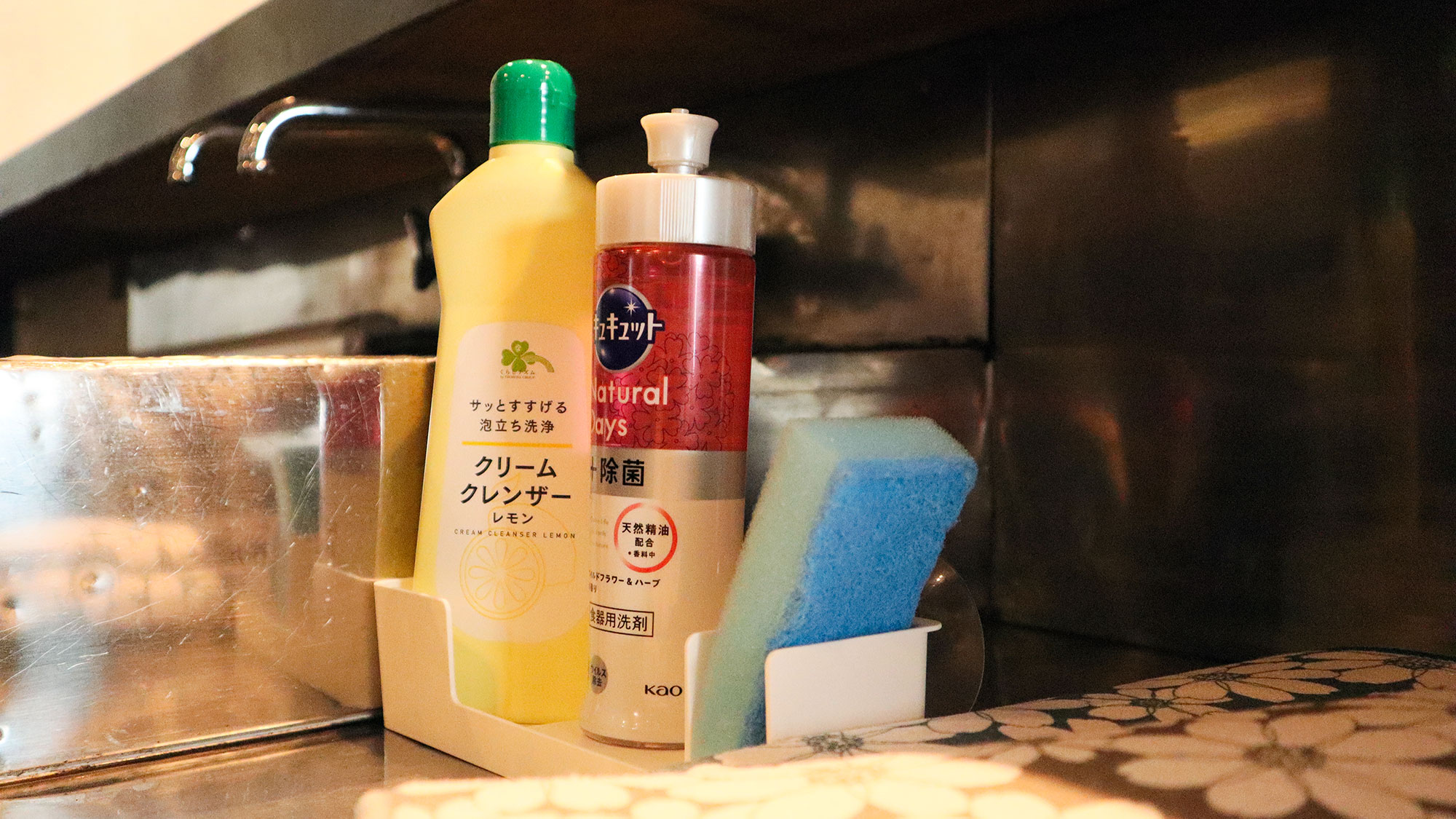 ・【キッチン】使ったお皿は洗剤とスポンジで。水切りマットもご活用ください