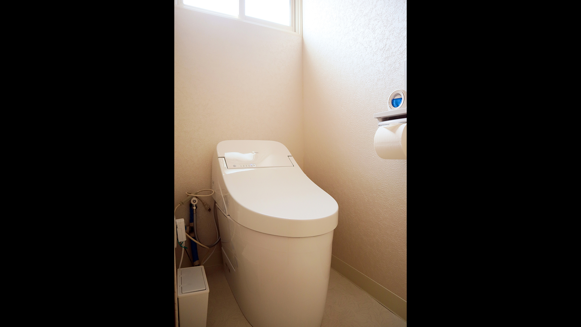 ・【トイレ】明るい光が差し込む温水洗浄便座付トイレ。快適にご利用いただけます