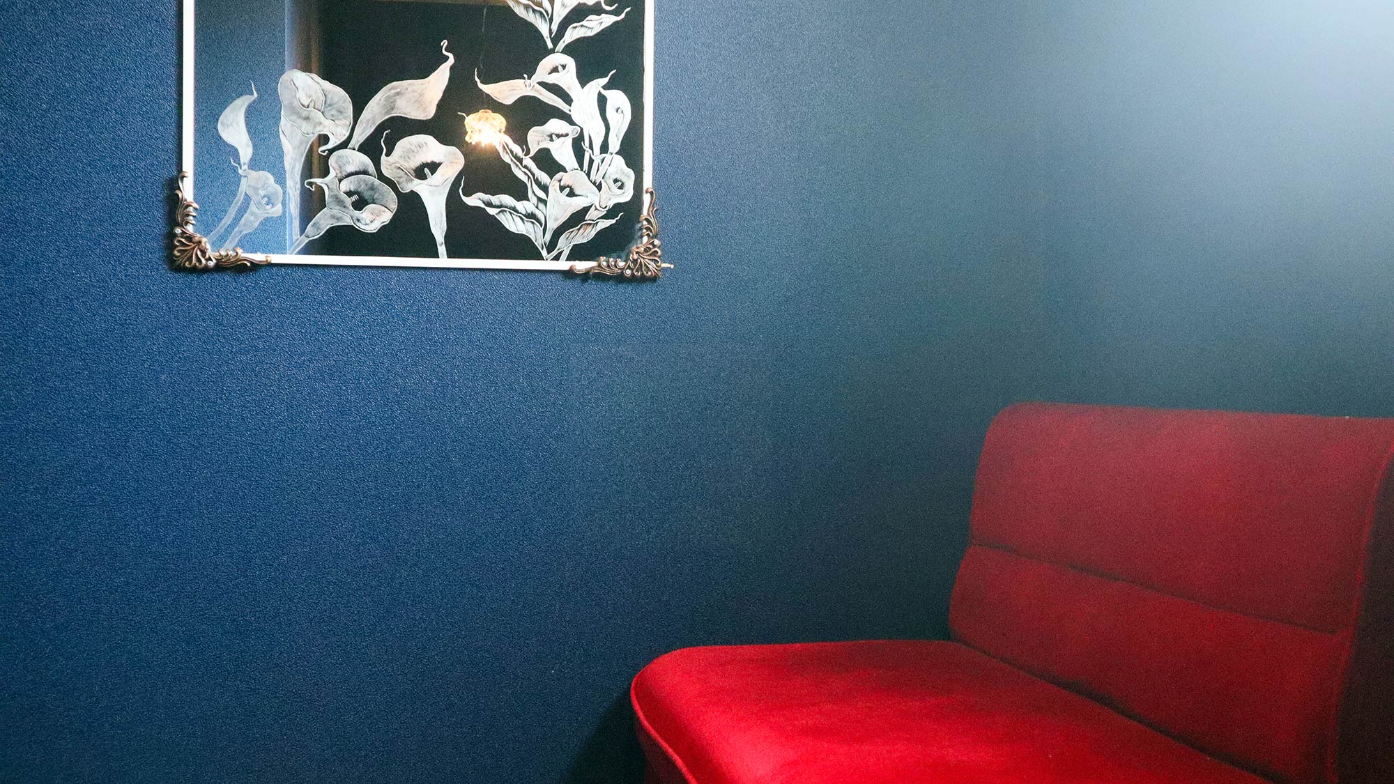 ・【2階入り口】ノスタルジックな色合いの壁と椅子、デザイン性ある鏡が、昭和レトロな空間へ誘います