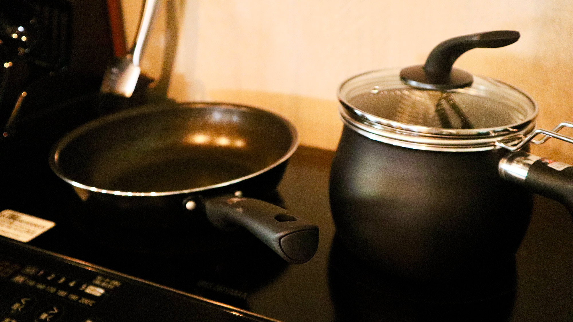 ・【キッチン】フライパンやお鍋を完備。料理に合わせて使い分けできます