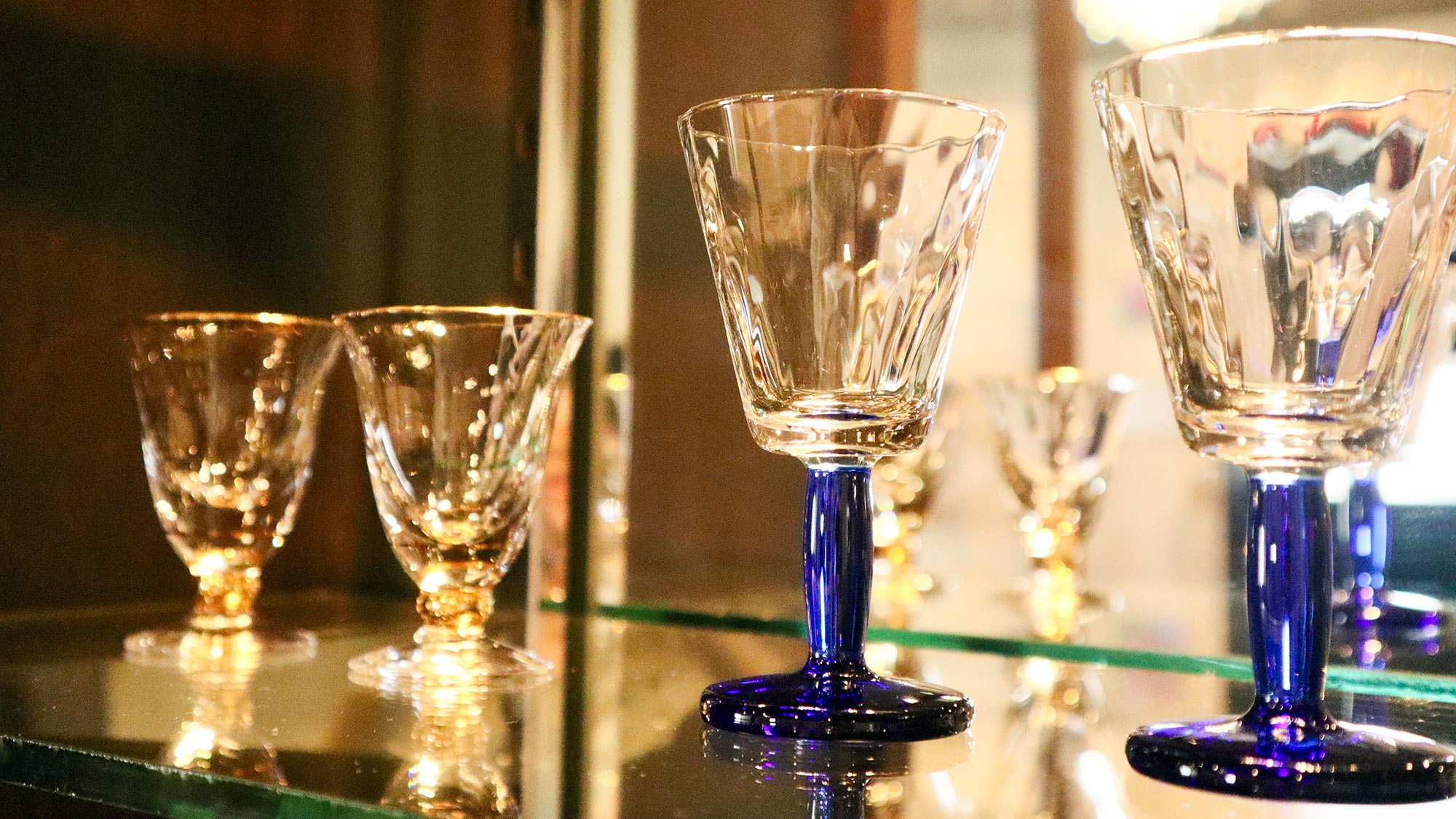 ・【インテリア】光輝くグラスが、スナックならではの雰囲気を盛り上げ、空間を彩ります