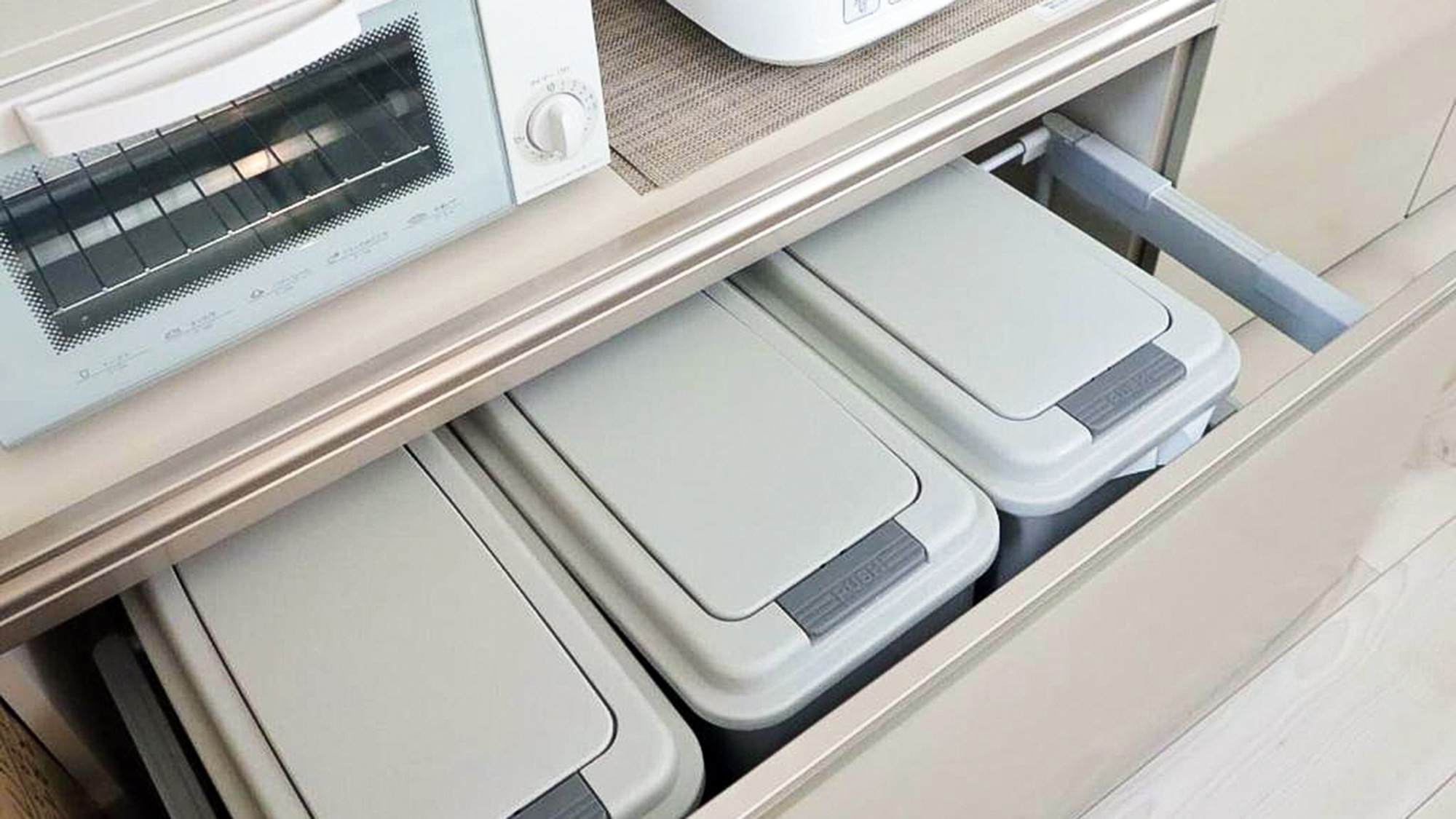 ・【キッチン】大容量のダストボックスをご用意。ゴミの分別にご協力をお願い致します