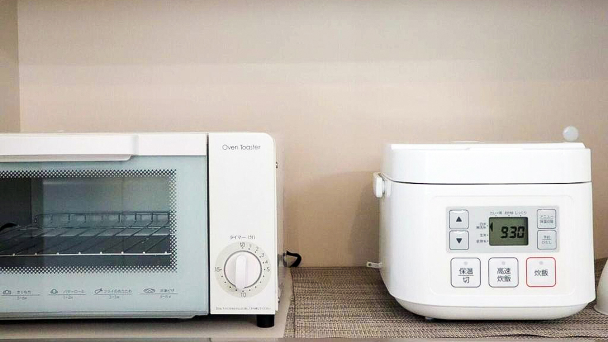 ・【キッチン】電子レンジや電気ケトル、冷蔵庫に加え、オーブントースターや炊飯器も完備