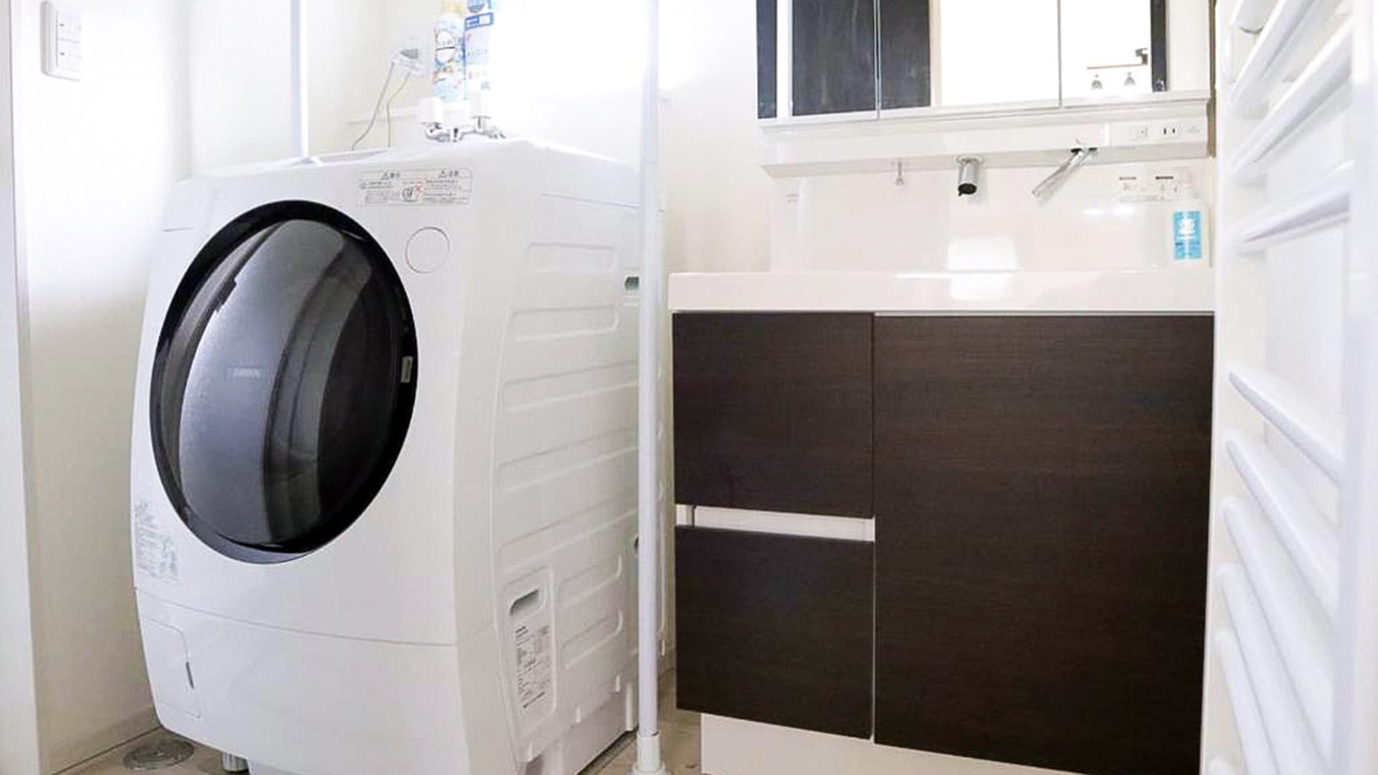 ・【ランドリー】清潔感のある洗面所には使い勝手のよいドラム式洗濯乾燥機を完備