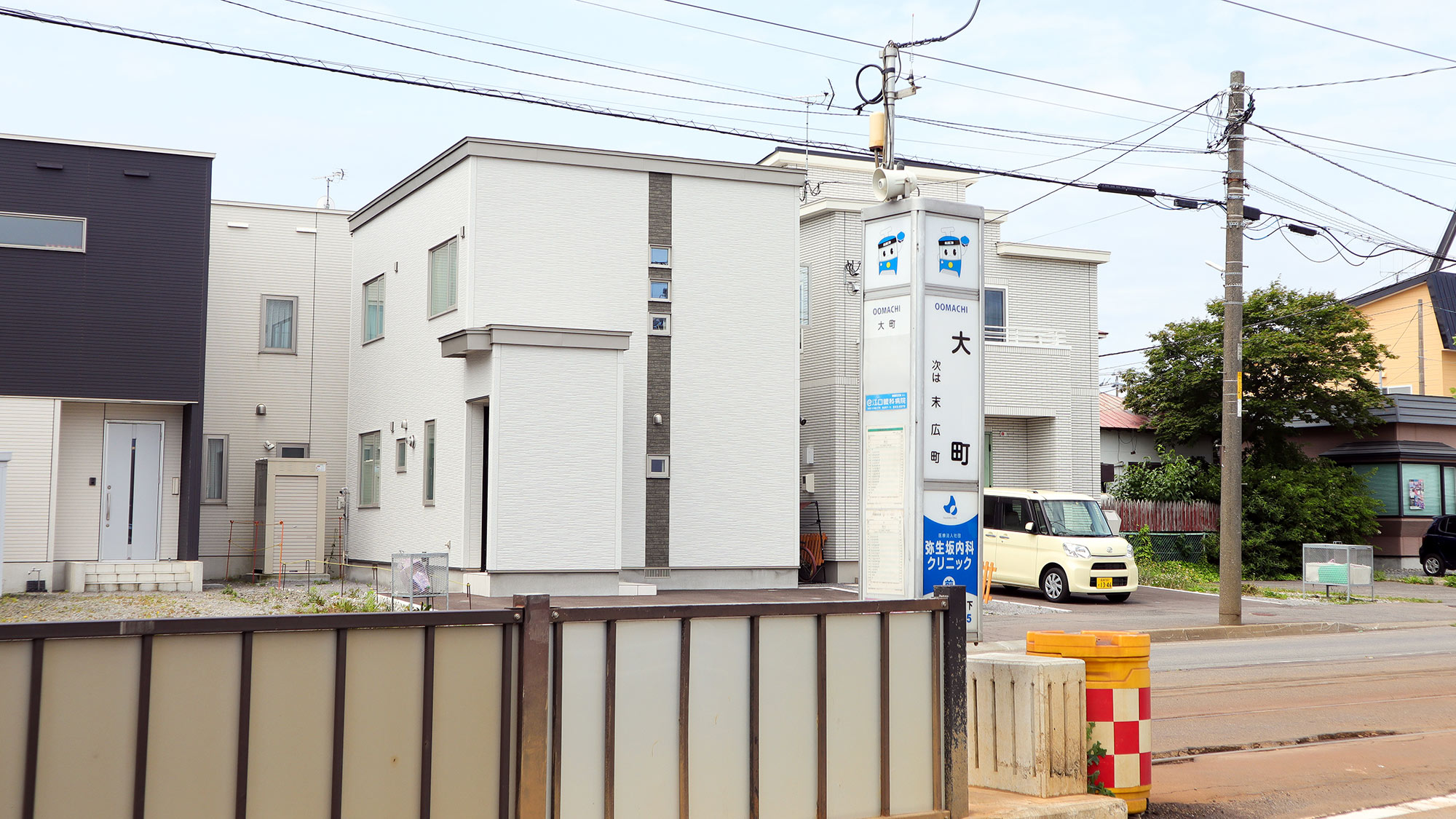 ・【外観】函館市電「大町」電停の目の前に立地。トレインビューの一棟貸し宿