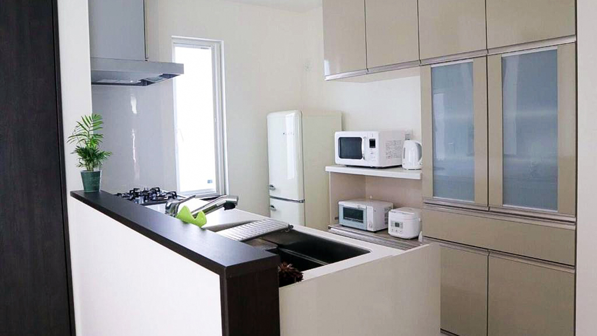 ・【キッチン】清潔感のある広々キッチン。使いやすく、調理家電や食器類が充実