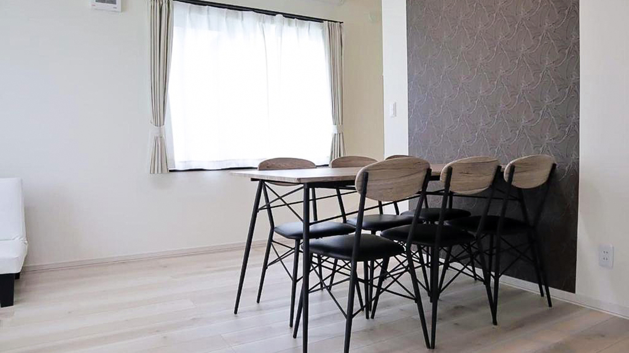 ・【ダイニング】落ち着いたインテリアのダイニングテーブル