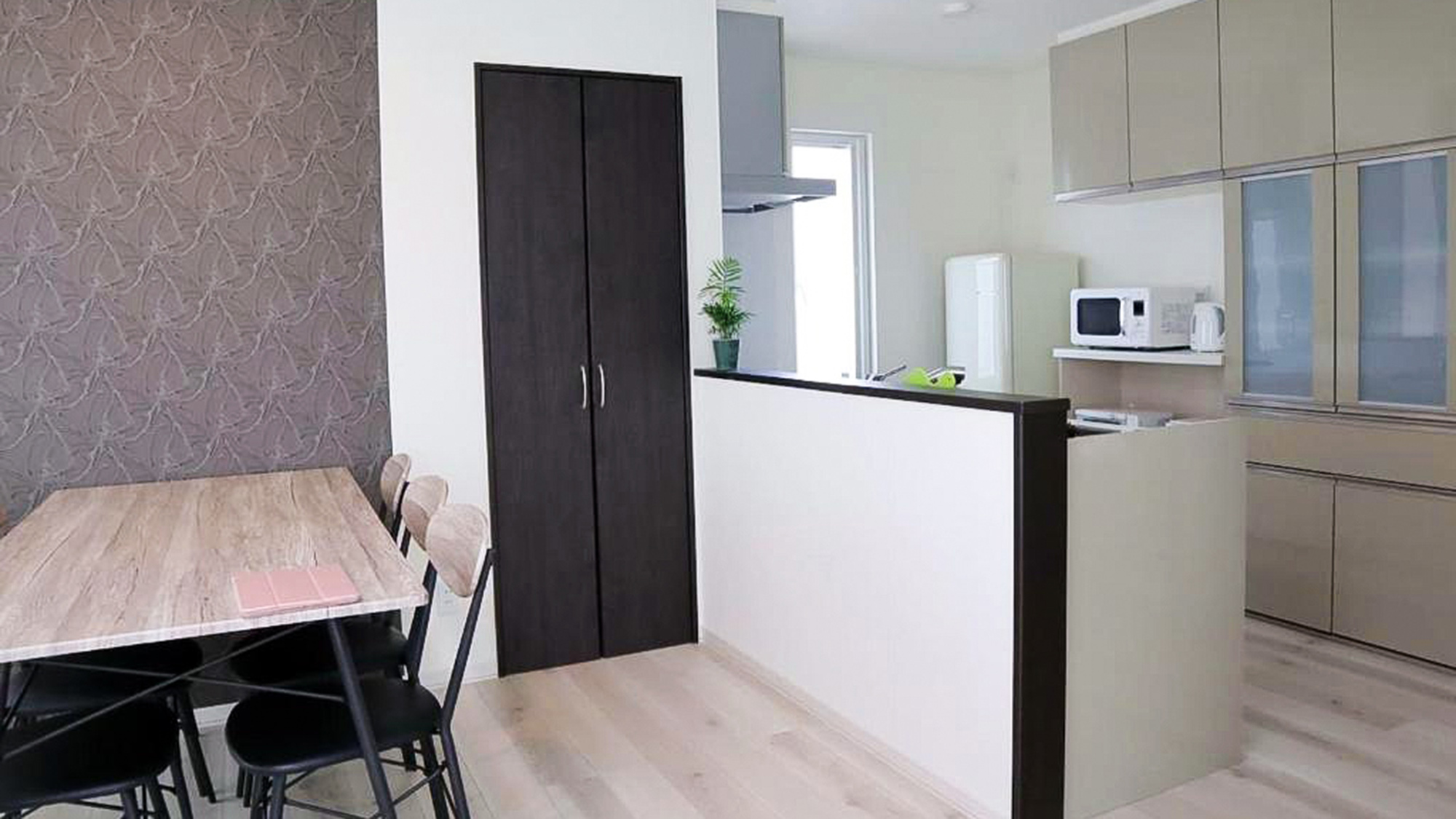 ・【ダイニング】オープンキッチンからダイニング、リビングが見渡せます